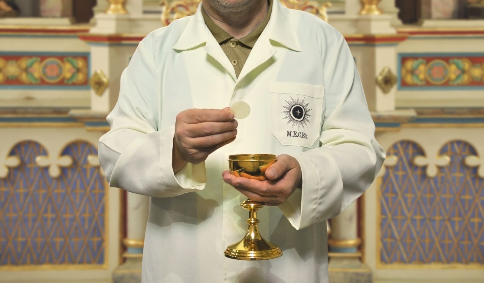 Nikon D90 sample photo. Minister, eucharist, catholicism photography