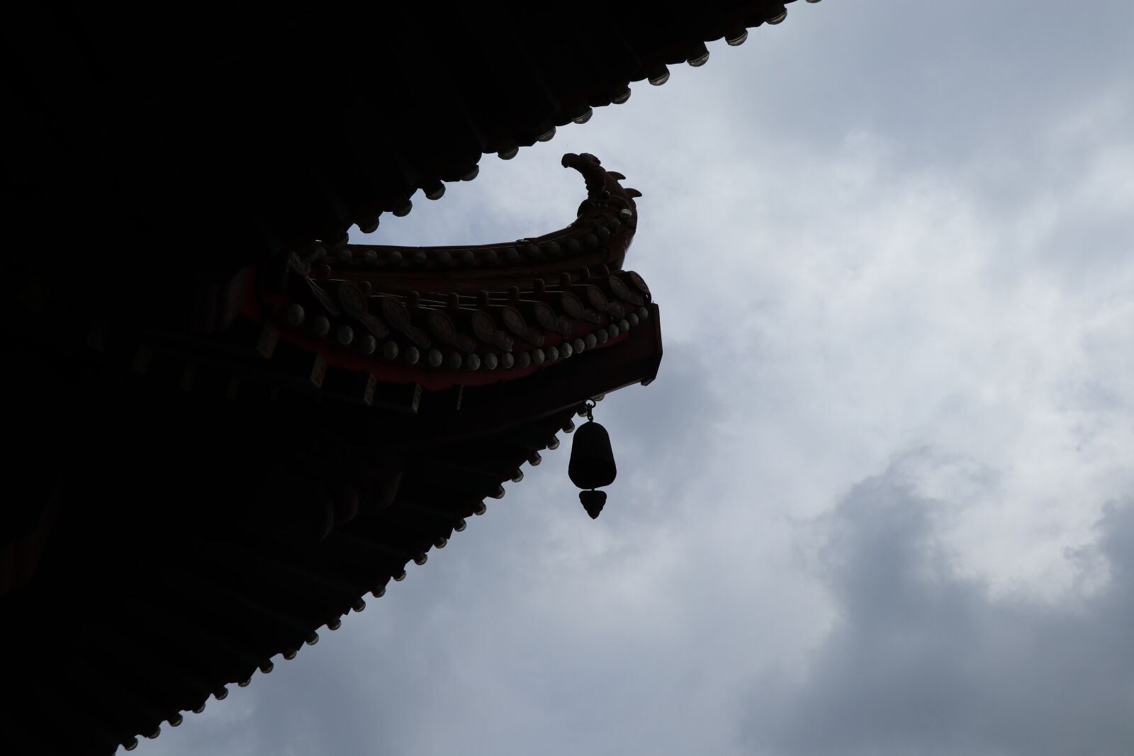 Canon EOS M5 sample photo. Wuhan, roof, black photography