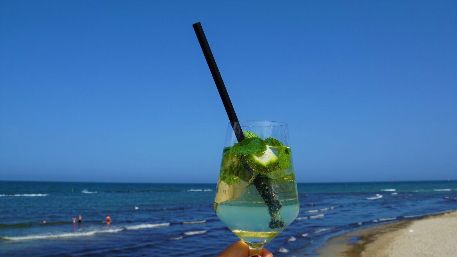 Sony E 18-200mm F3.5-6.3 OSS LE sample photo. Hugo, drink, hand photography