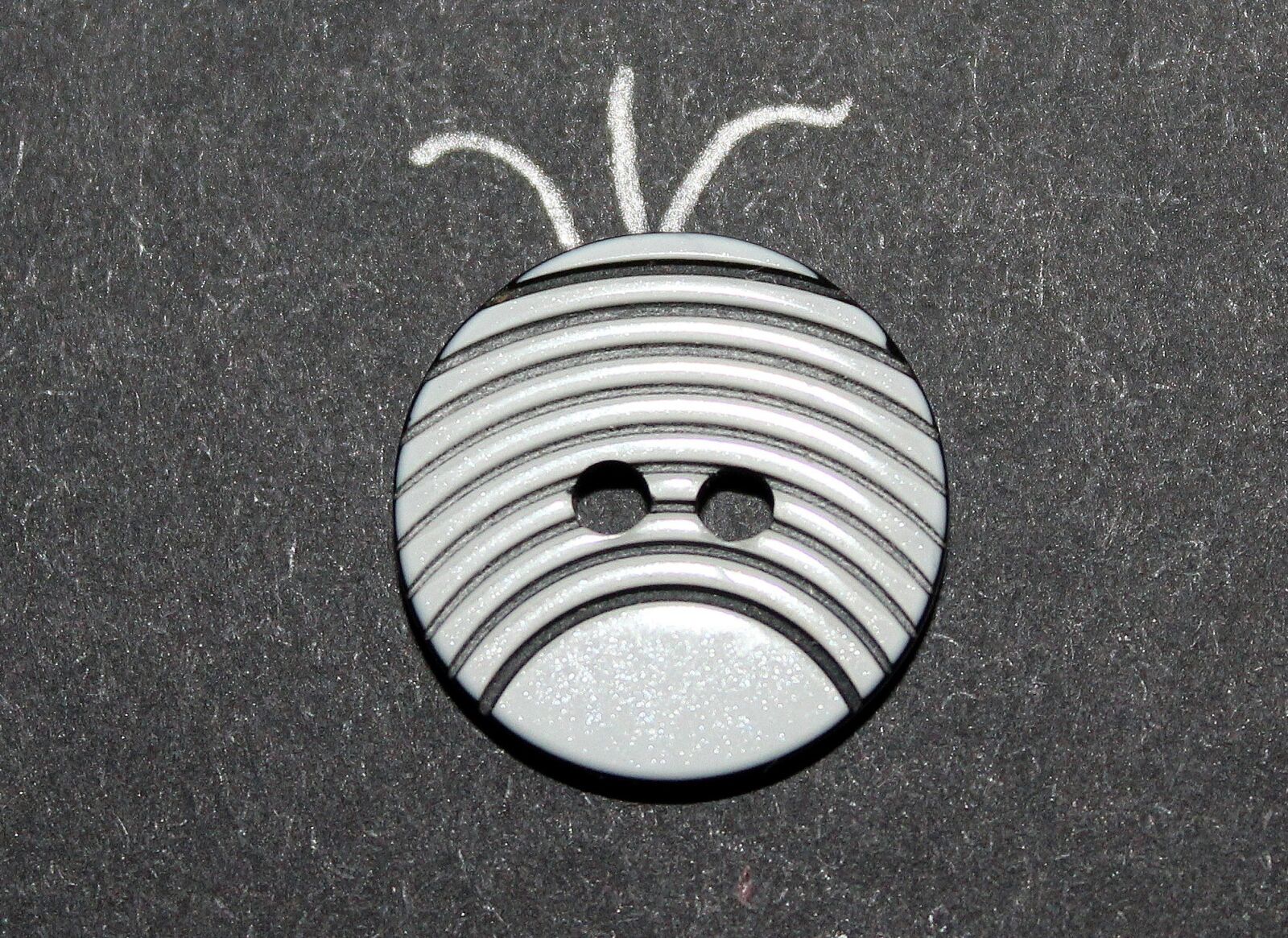 Canon EOS 1200D (EOS Rebel T5 / EOS Kiss X70 / EOS Hi) sample photo. Button, sad, emotions photography