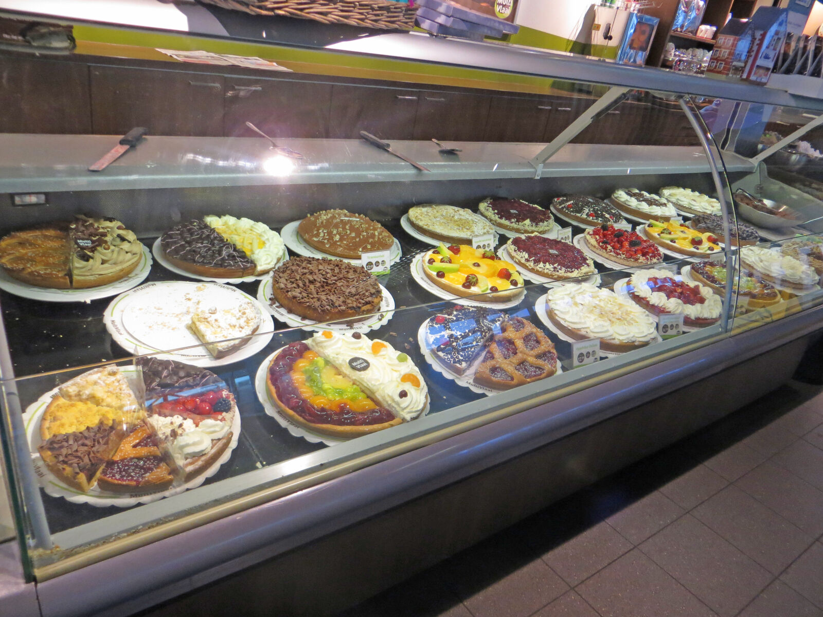 Canon PowerShot SX240 HS sample photo. Airport, airport, food, cake photography