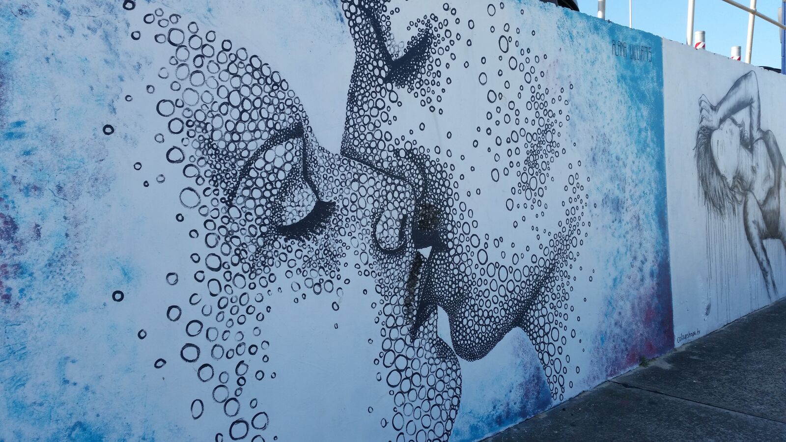 Samsung Galaxy S5 sample photo. Kiss, love, street art photography
