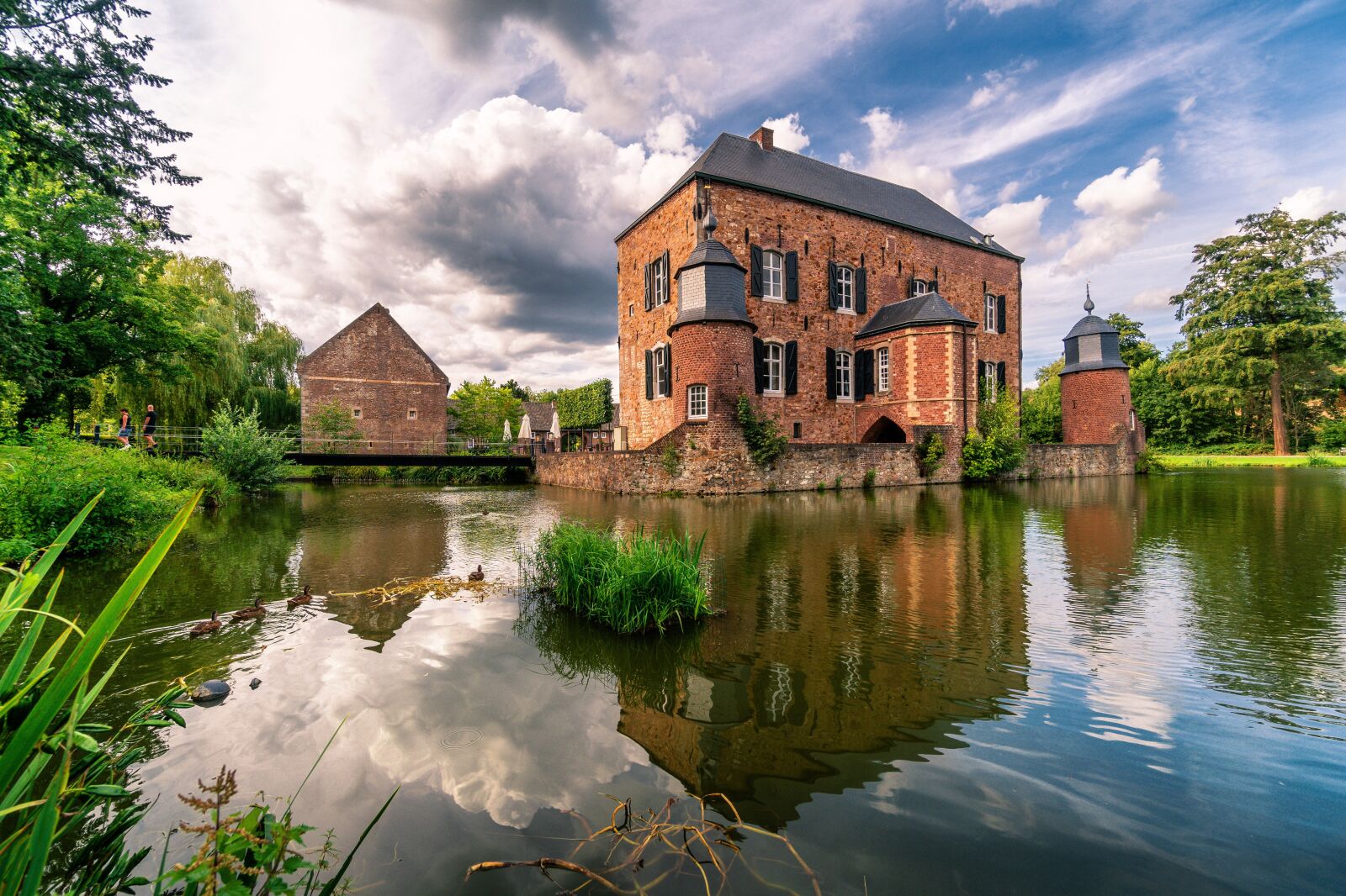 Sony E 10-18mm F4 OSS sample photo. Castle, moated castle, architecture photography
