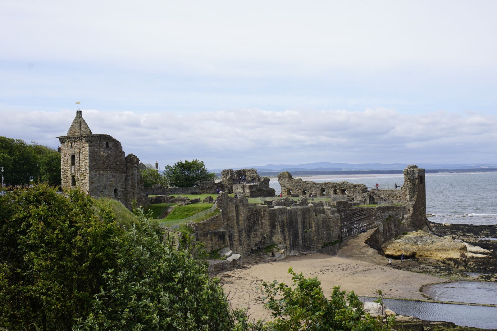 Sony a6000 + Sony E 35mm F1.8 OSS sample photo. Scotland, st andrews, castle photography
