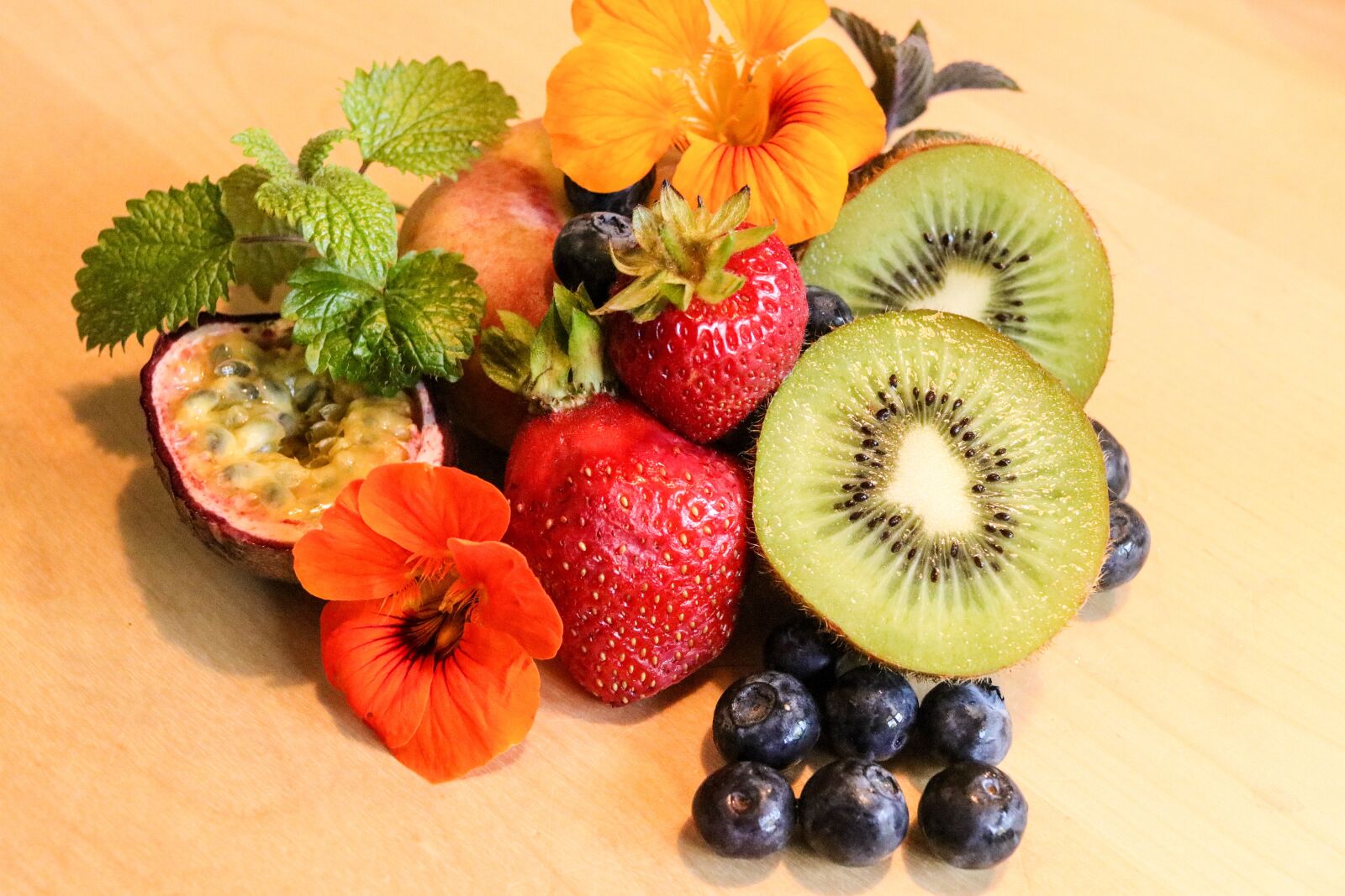 Canon EOS 80D sample photo. Fruit, strawberry, kiwi photography
