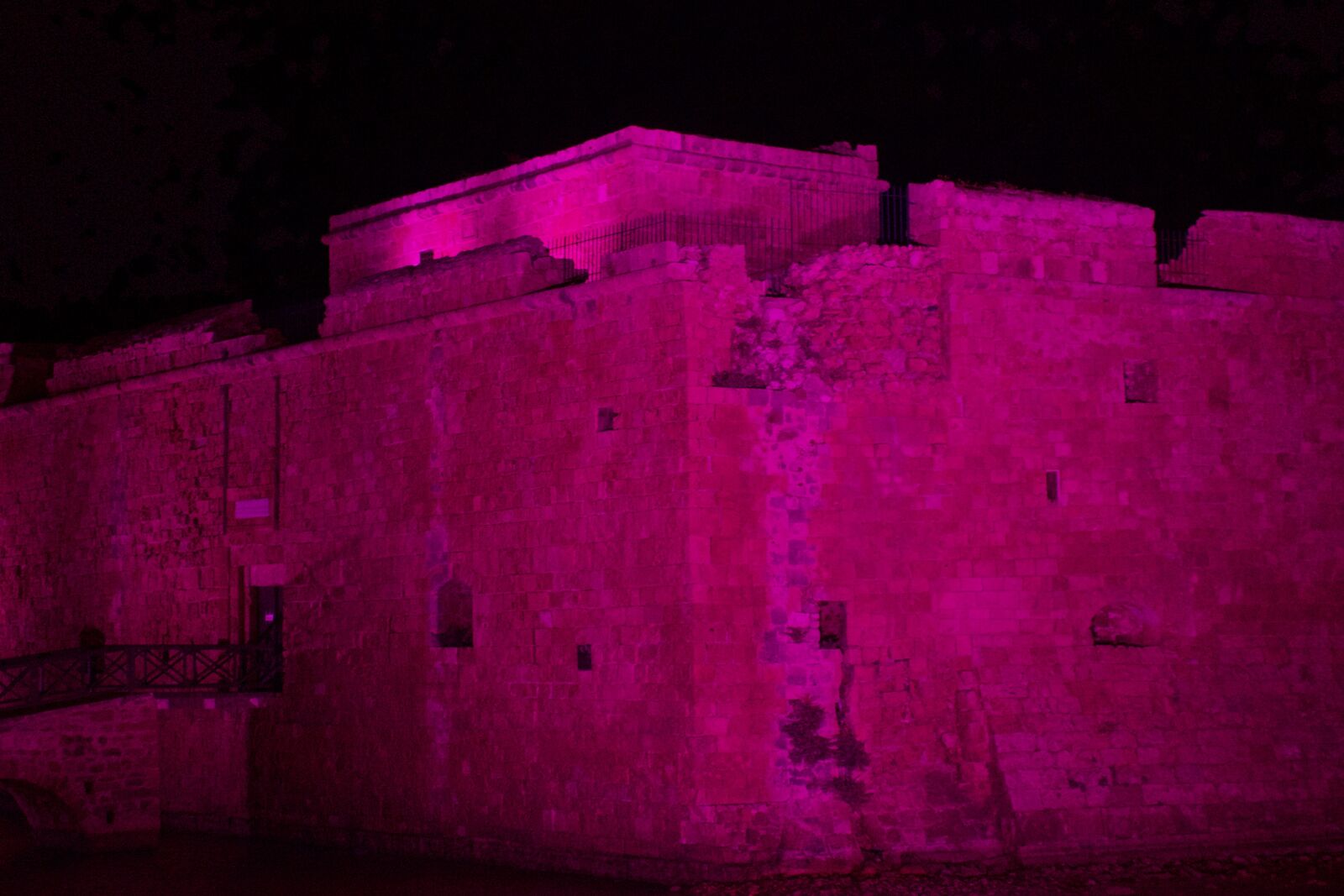 Canon EOS 1300D (EOS Rebel T6 / EOS Kiss X80) sample photo. Castle, purple, night photography
