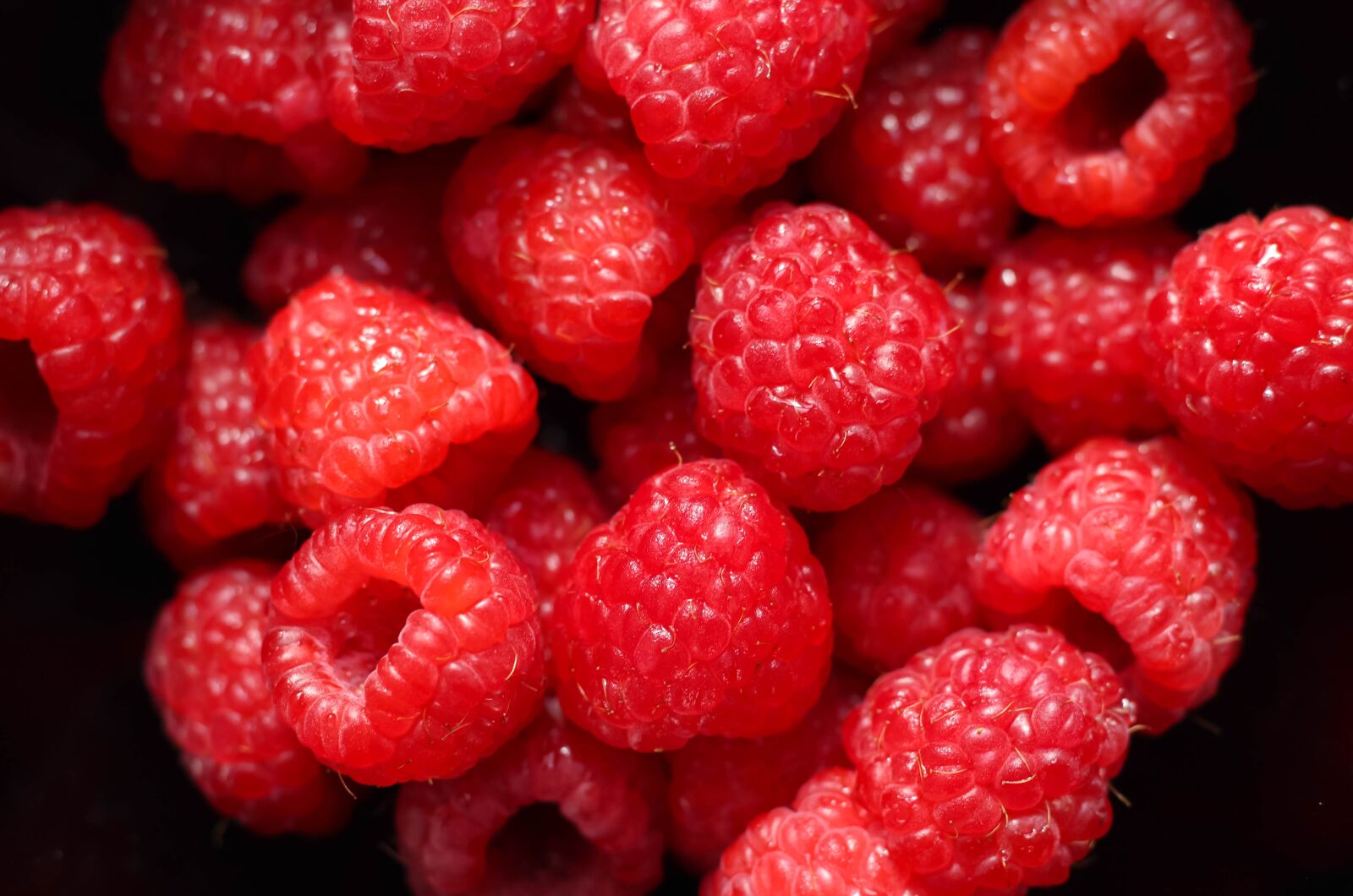 Canon EOS 1200D (EOS Rebel T5 / EOS Kiss X70 / EOS Hi) + Canon EF 50mm F1.8 STM sample photo. Raspberry, berry, nutrition photography