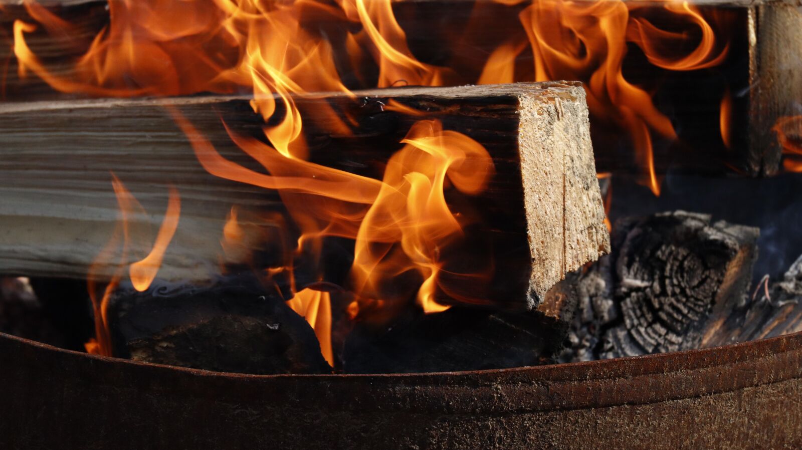 Canon EOS M50 (EOS Kiss M) + Canon EF-M 55-200mm F4.5-6.3 IS STM sample photo. Fire, wood, an outbreak photography