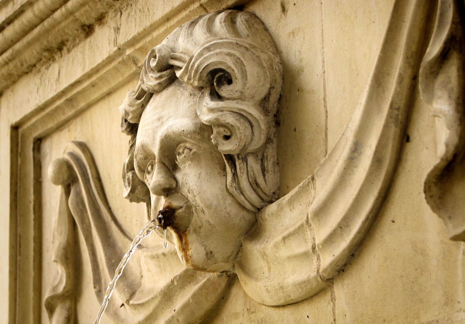 Canon EOS 1300D (EOS Rebel T6 / EOS Kiss X80) sample photo. Gargoyle, valletta, fountain photography