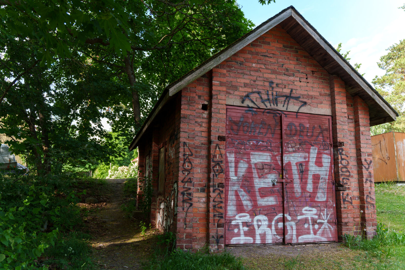 Sigma 24-70mm F2.8 DG DN II | Art sample photo. Suspicious building photography