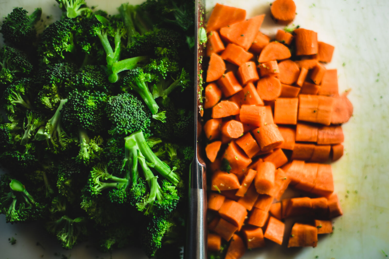 Canon EOS 6D + Canon EF 50mm F1.4 USM sample photo. Food, vegetables, cutting, board photography