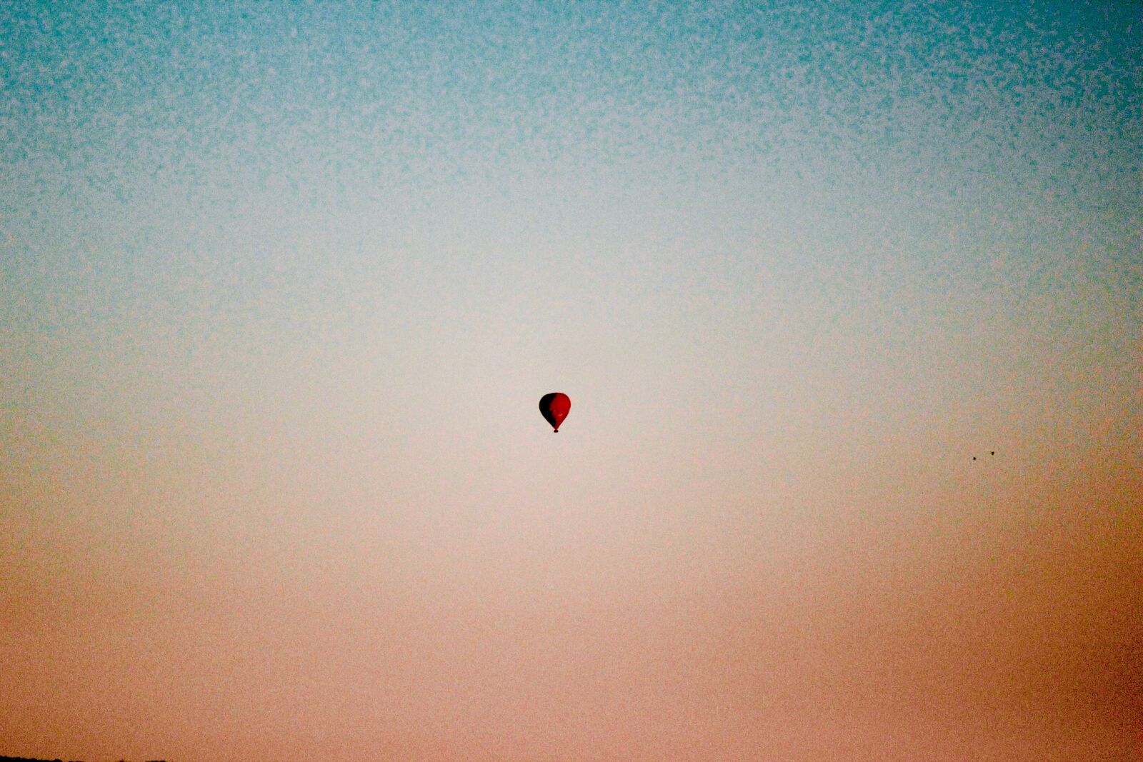 Canon EOS 600D (Rebel EOS T3i / EOS Kiss X5) sample photo. Alone, balloon, desktop, wallpaper photography