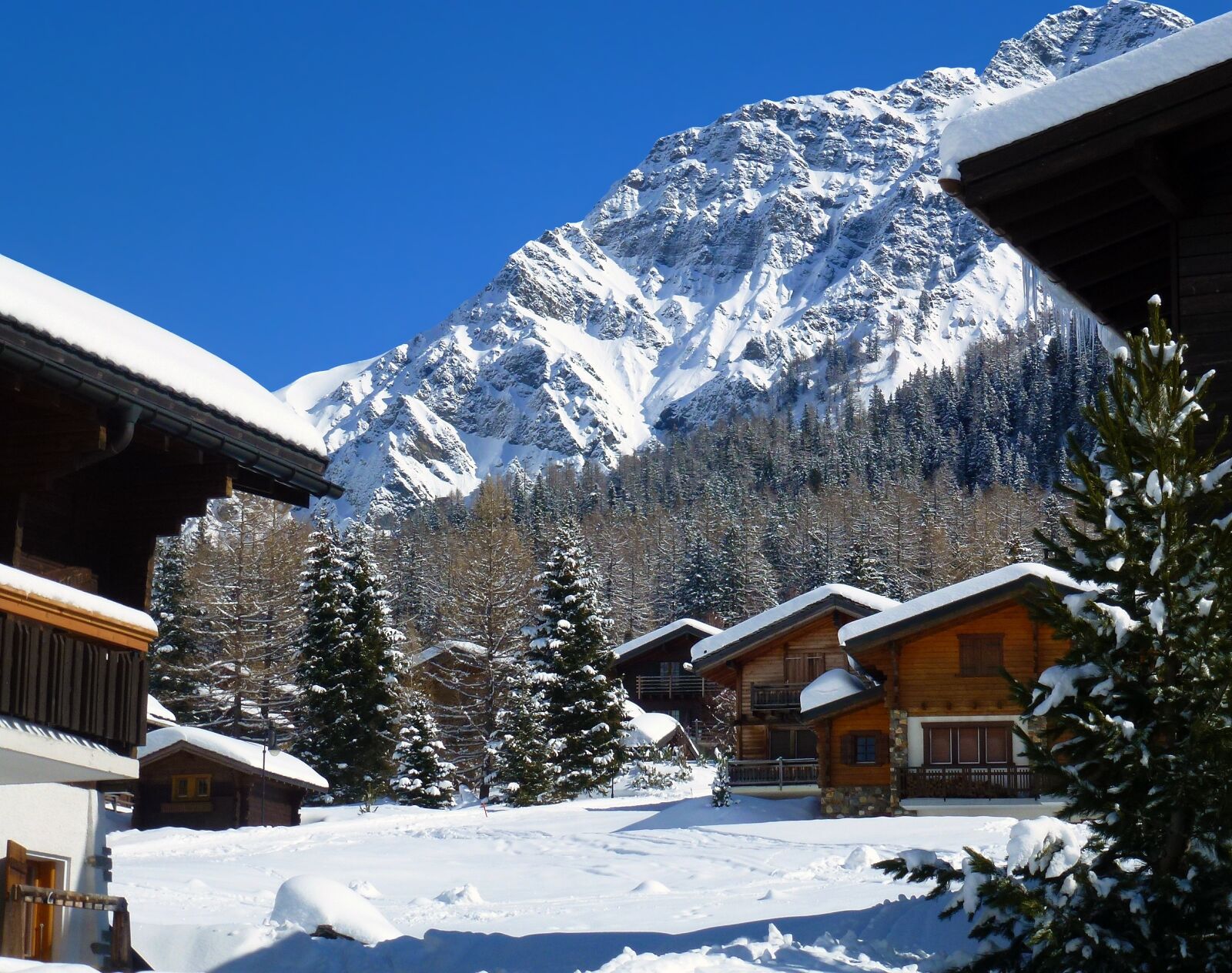 Panasonic Lumix DMC-ZS10 (Lumix DMC-TZ20 / Lumix DMC-TZ22) sample photo. Chalet, snow, mountain photography