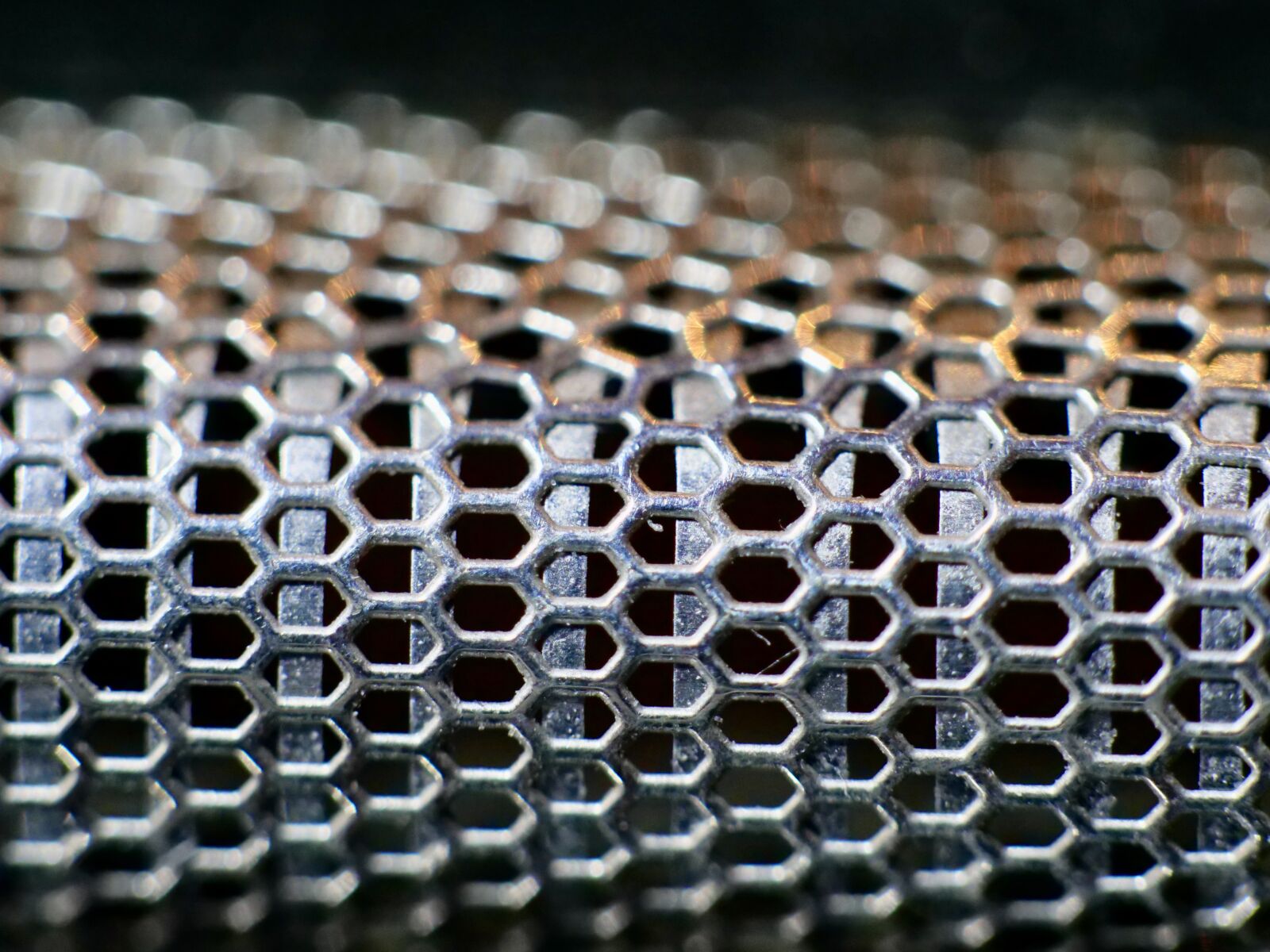 Panasonic Lumix DC-G9 sample photo. Macro, grid, metal photography
