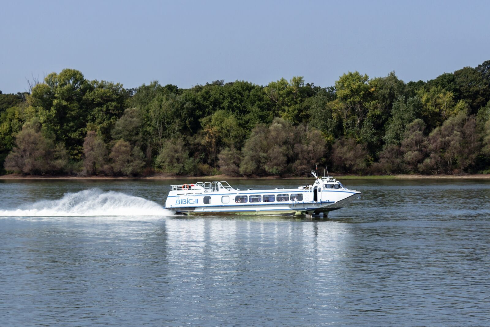 Canon EOS 1300D (EOS Rebel T6 / EOS Kiss X80) sample photo. Hydrofoil, cruise ship, tourist photography