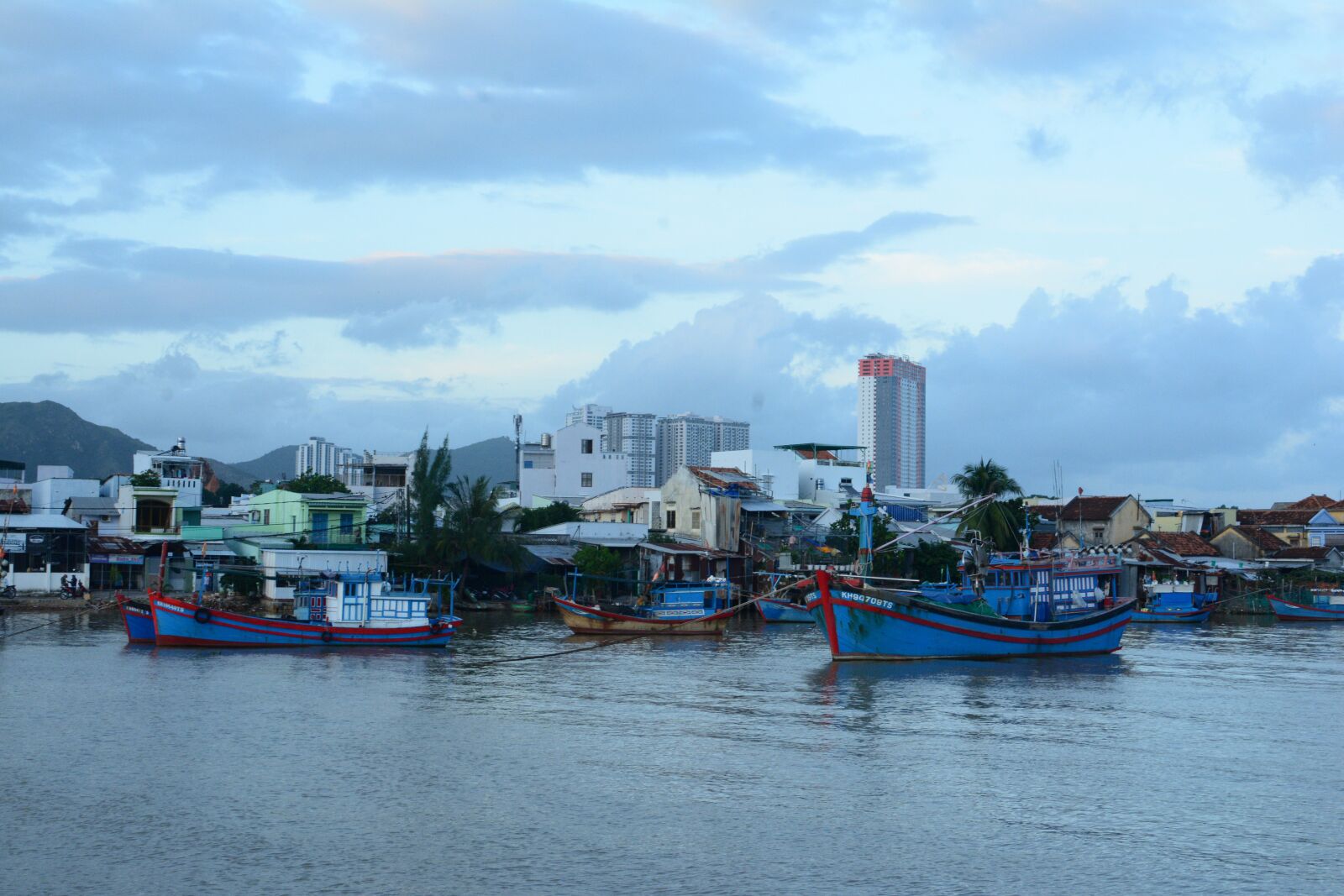 Nikon D7100 sample photo. Boats canoe, sea way photography
