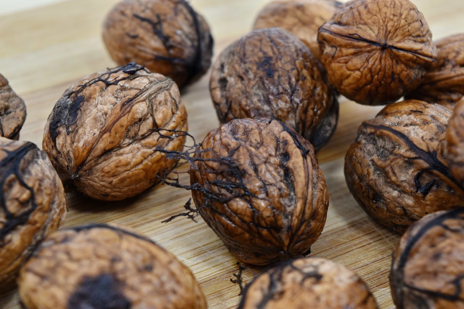 Nikon D5500 sample photo. Nutshell, walnut, brown, delicious photography