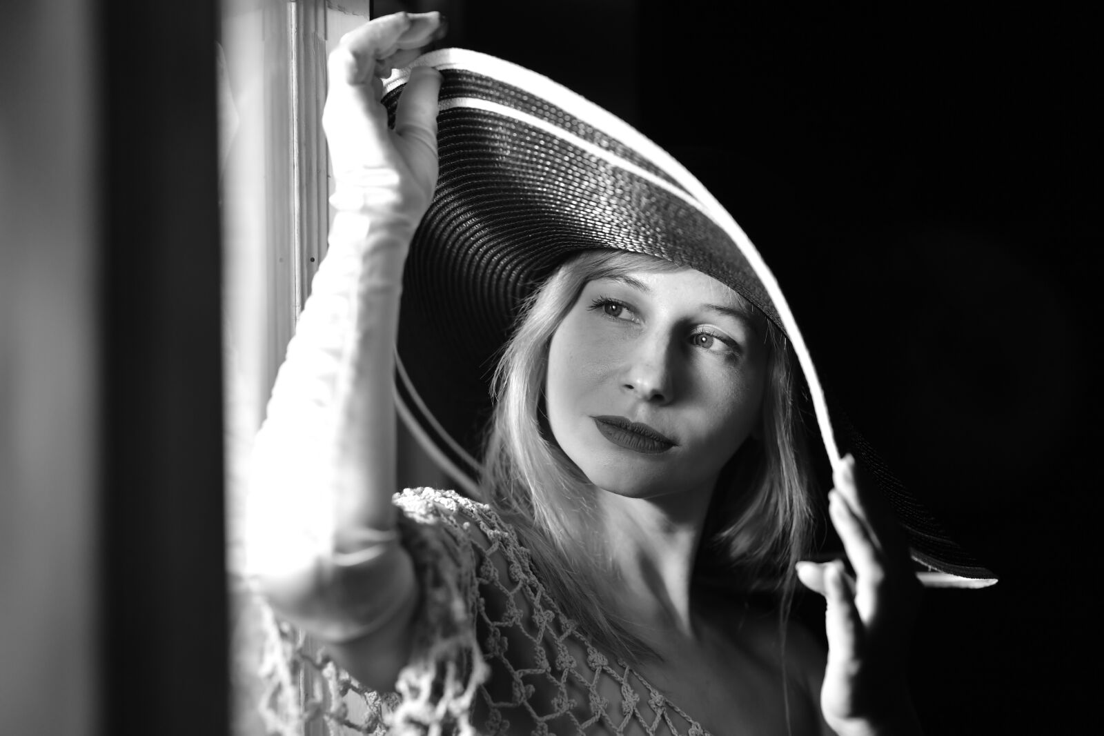 Nikon D5 sample photo. Wide-brimmed hat, portrait, monochrome photography