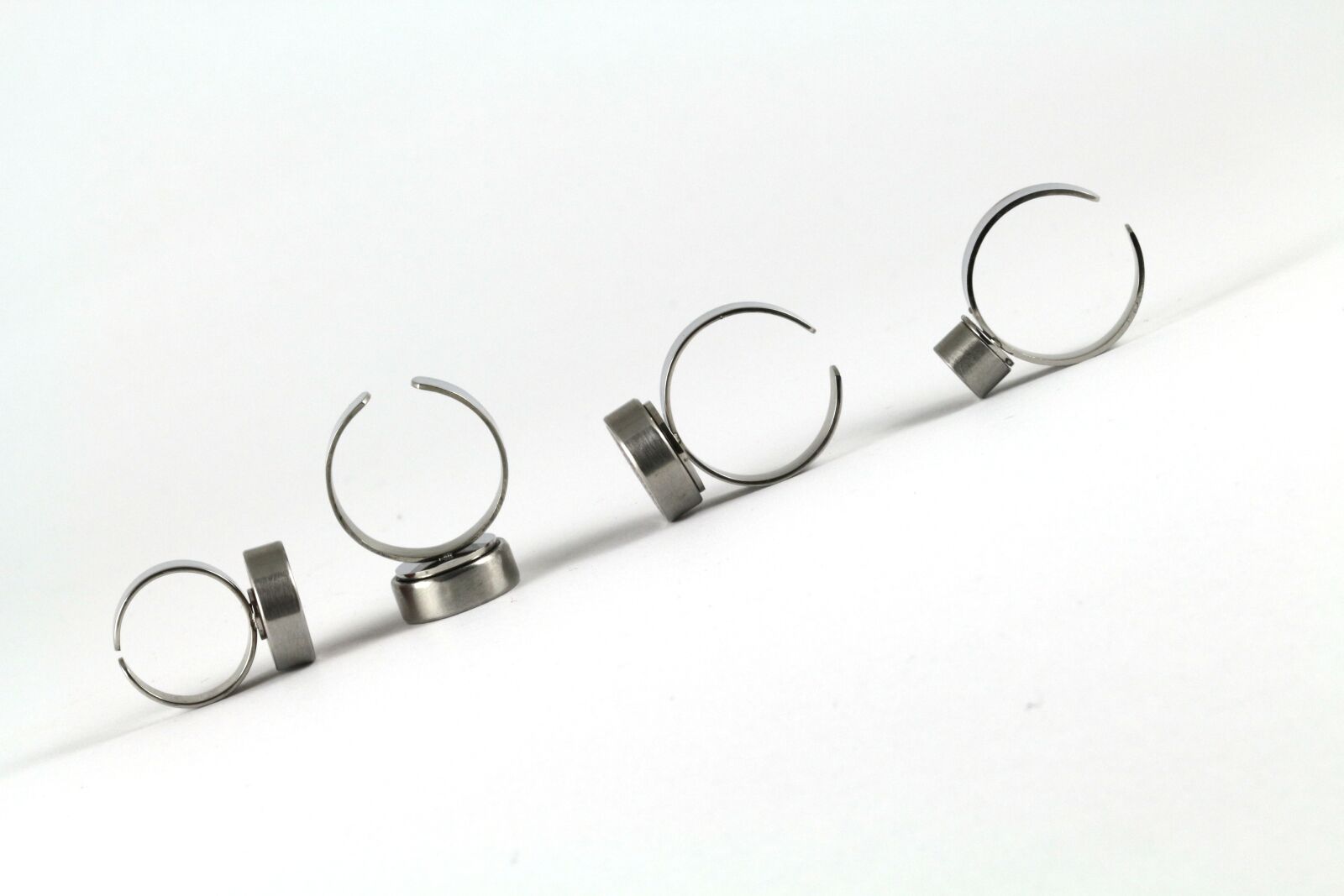 Canon EOS 700D (EOS Rebel T5i / EOS Kiss X7i) sample photo. Rings, steel, tilted photography