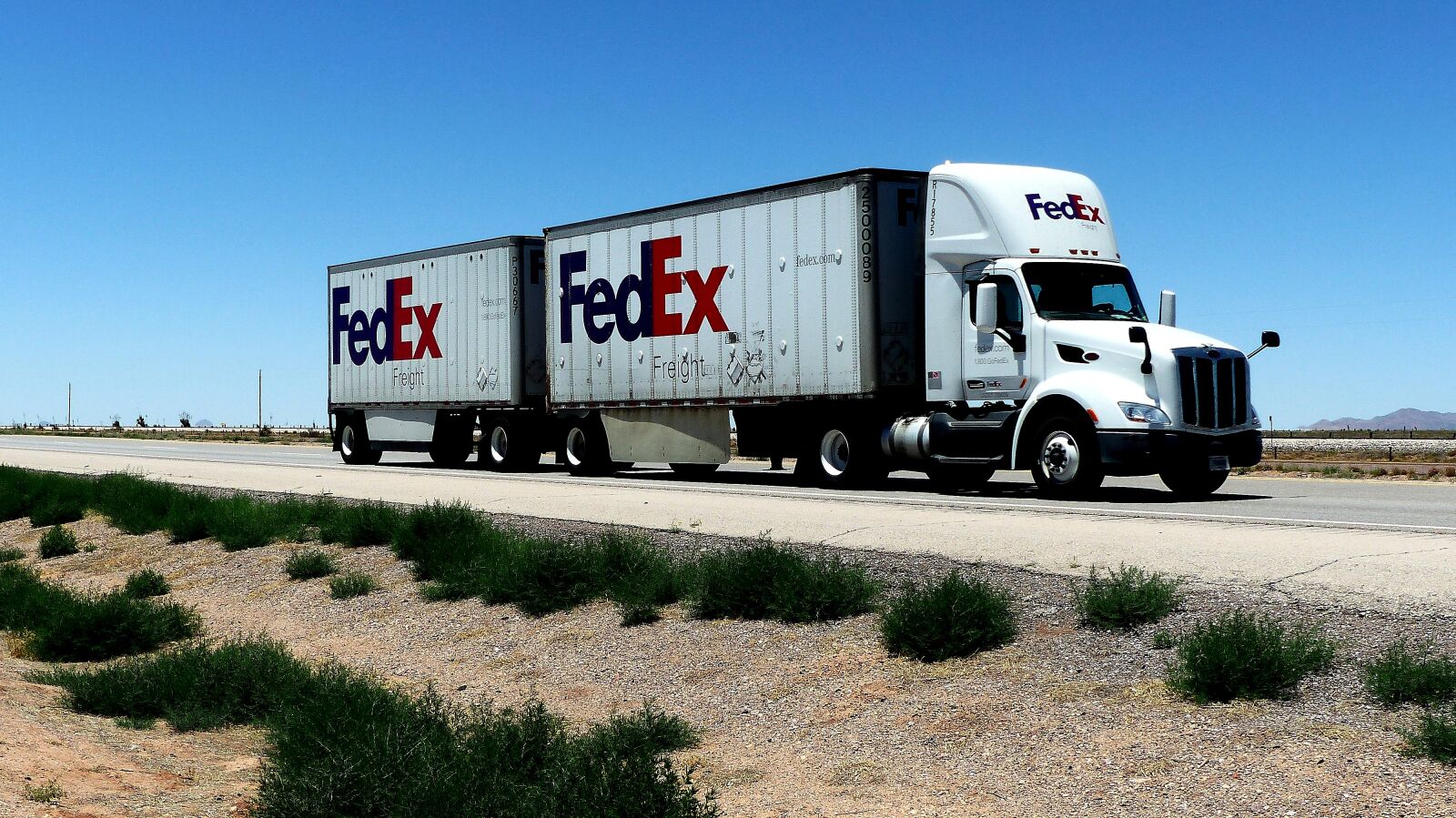Panasonic Lumix DMC-FZ200 sample photo. Truck, american, trailer photography