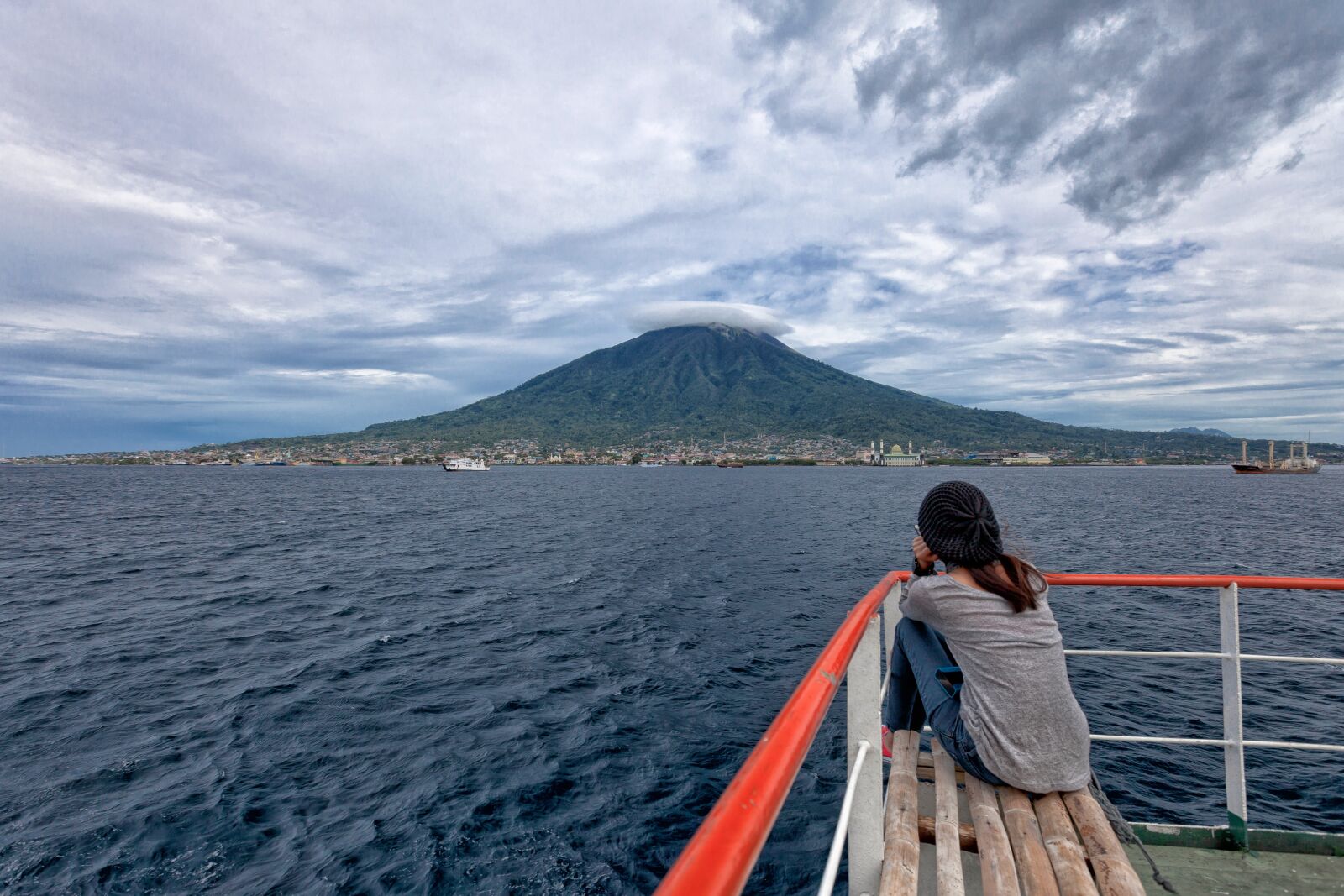 Canon EOS 5D Mark II sample photo. Travel, ferry deck, women photography