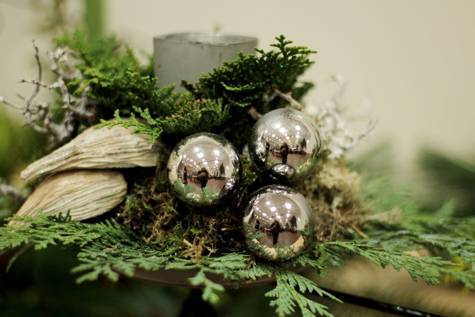 Canon EOS 600D (Rebel EOS T3i / EOS Kiss X5) + Canon EF 50mm F1.8 STM sample photo. Christmas, christmas bauble, decoration photography