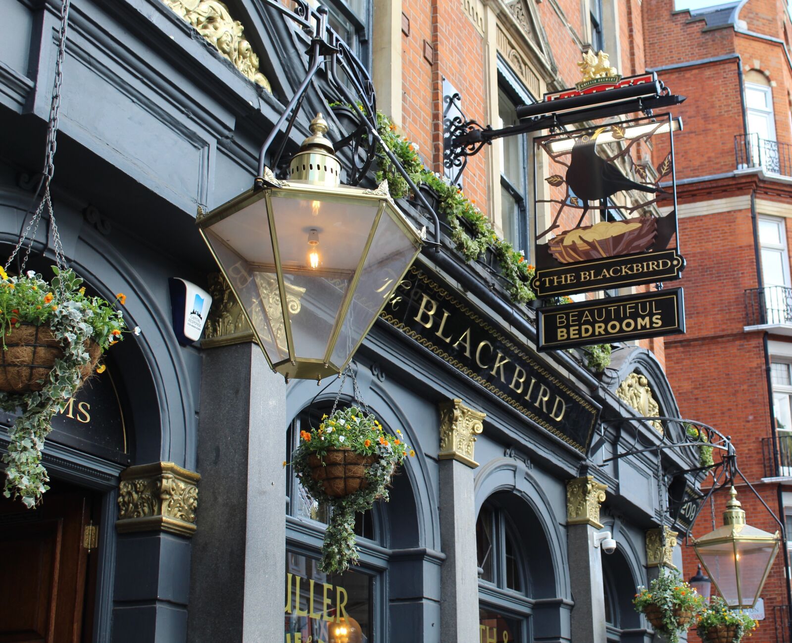Canon EOS 1300D (EOS Rebel T6 / EOS Kiss X80) sample photo. London, pub, england photography
