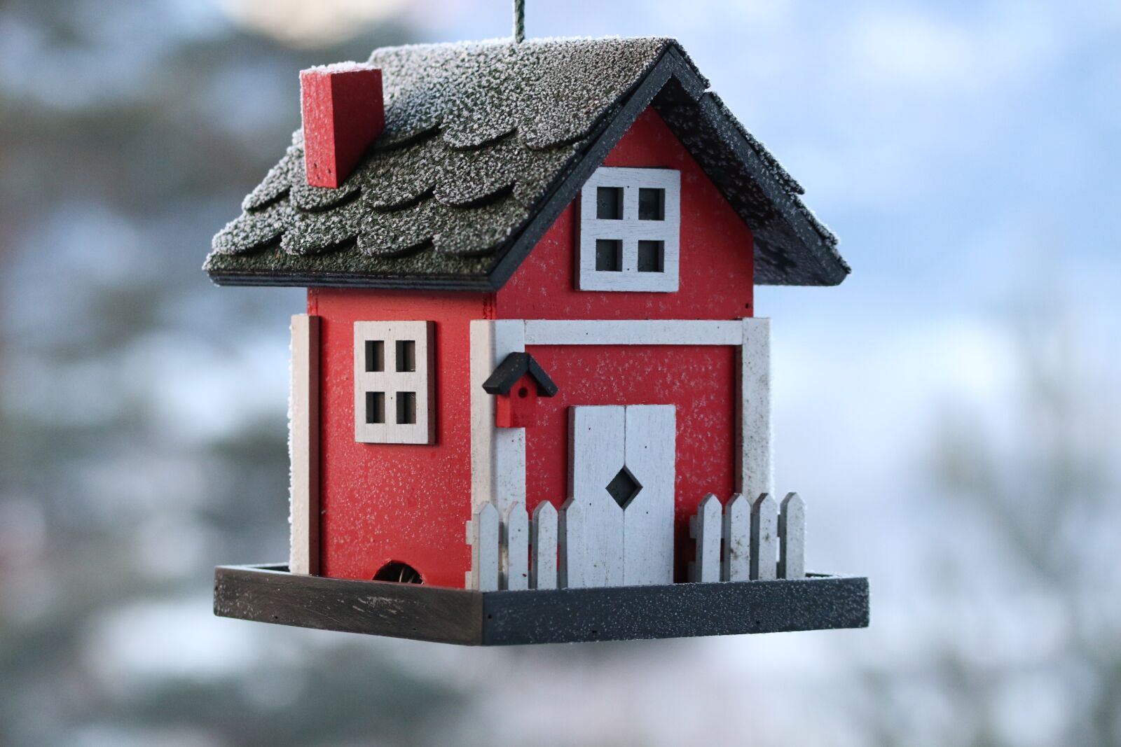 Canon EOS 70D sample photo. Outdoors, birdhouse, winter photography