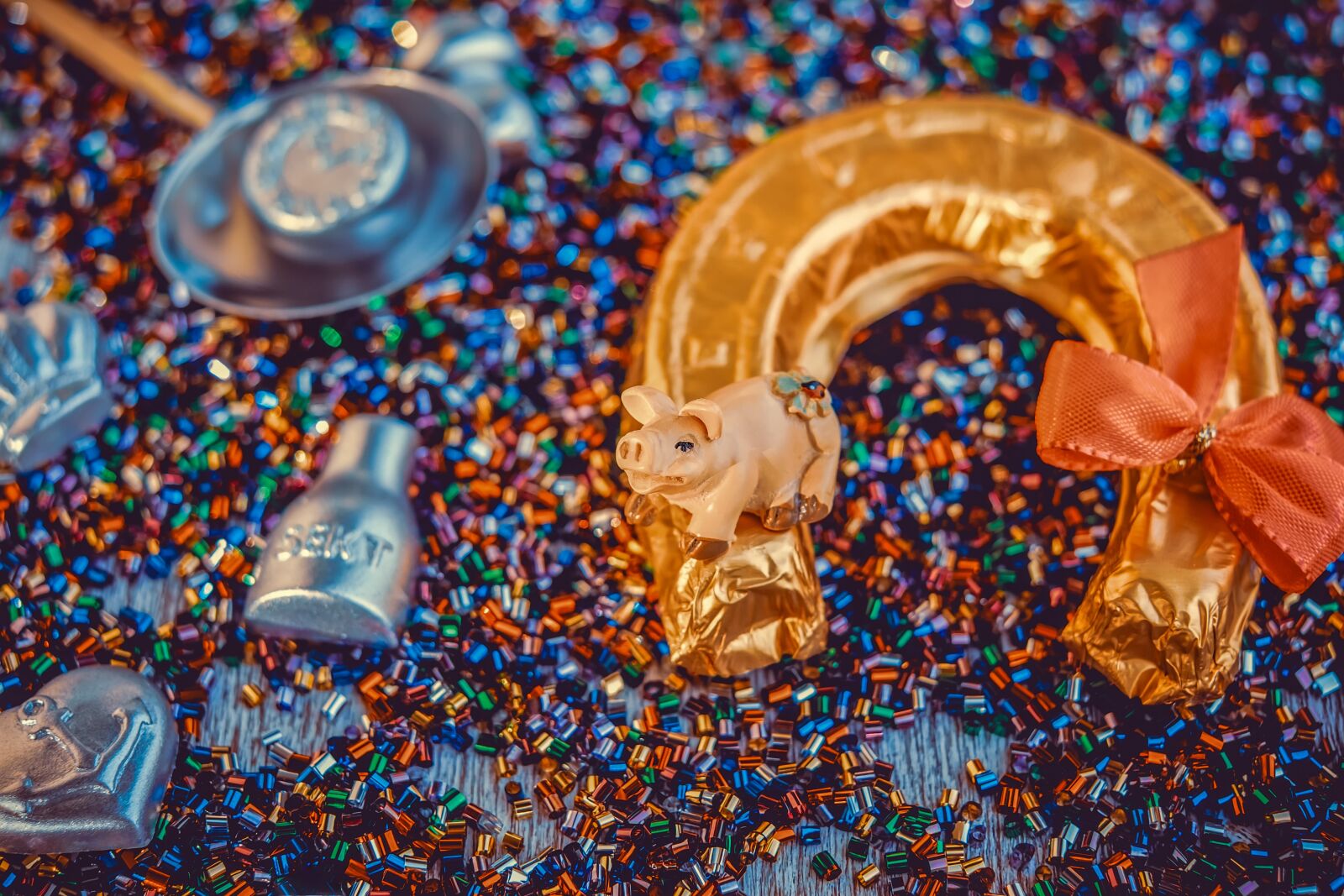 Fujifilm X-T10 + Fujifilm XF 35mm F1.4 R sample photo. Lucky pig, horseshoe, wax photography