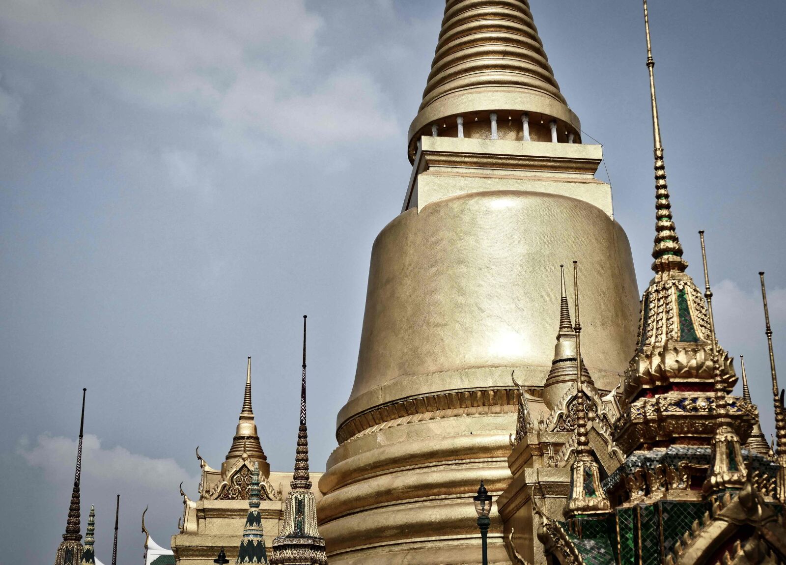 Panasonic Lumix DMC-FZ1000 sample photo. Stupa, gold, temple photography