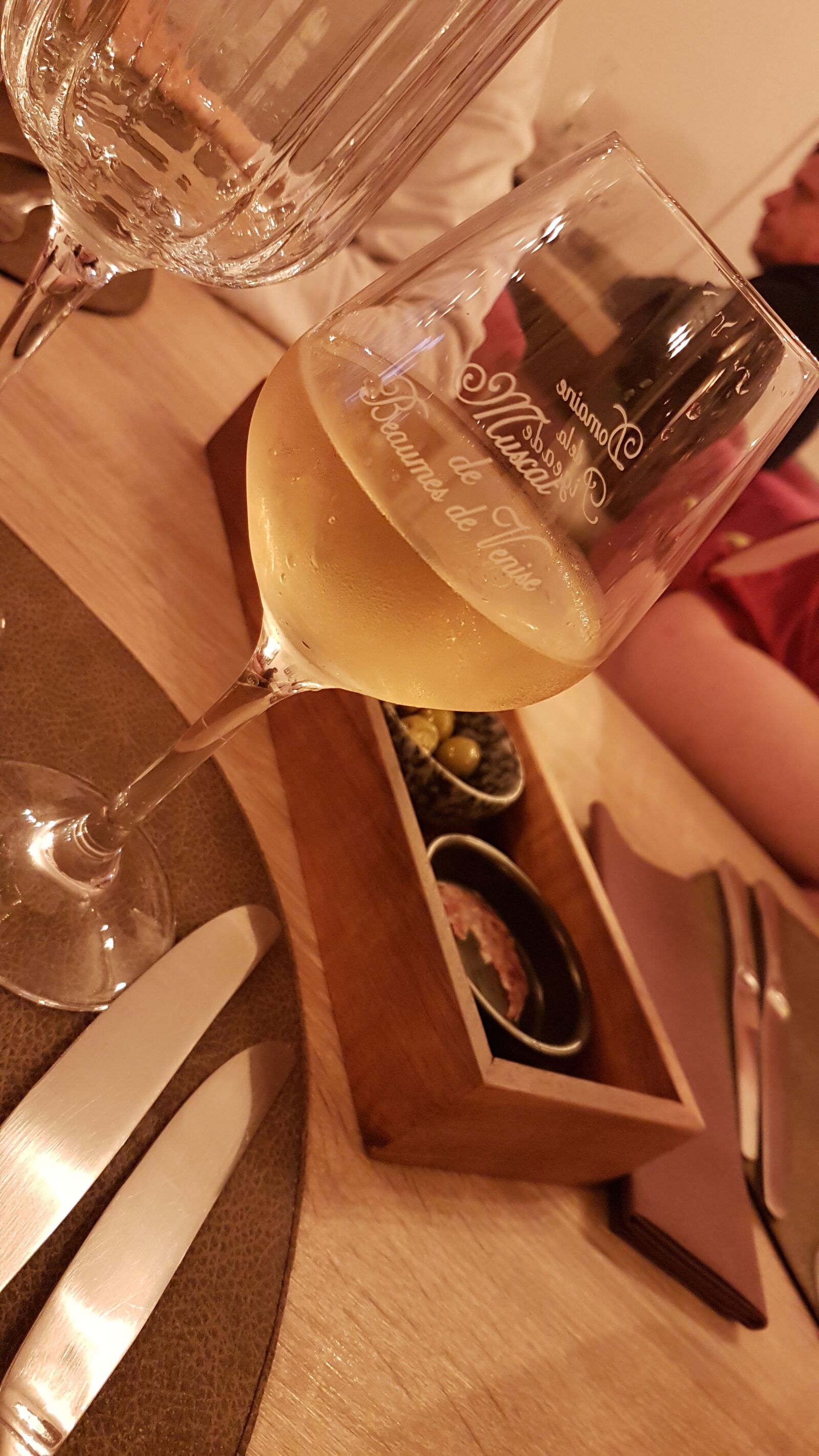 Samsung Galaxy S7 sample photo. Glass of wine, restaurant photography