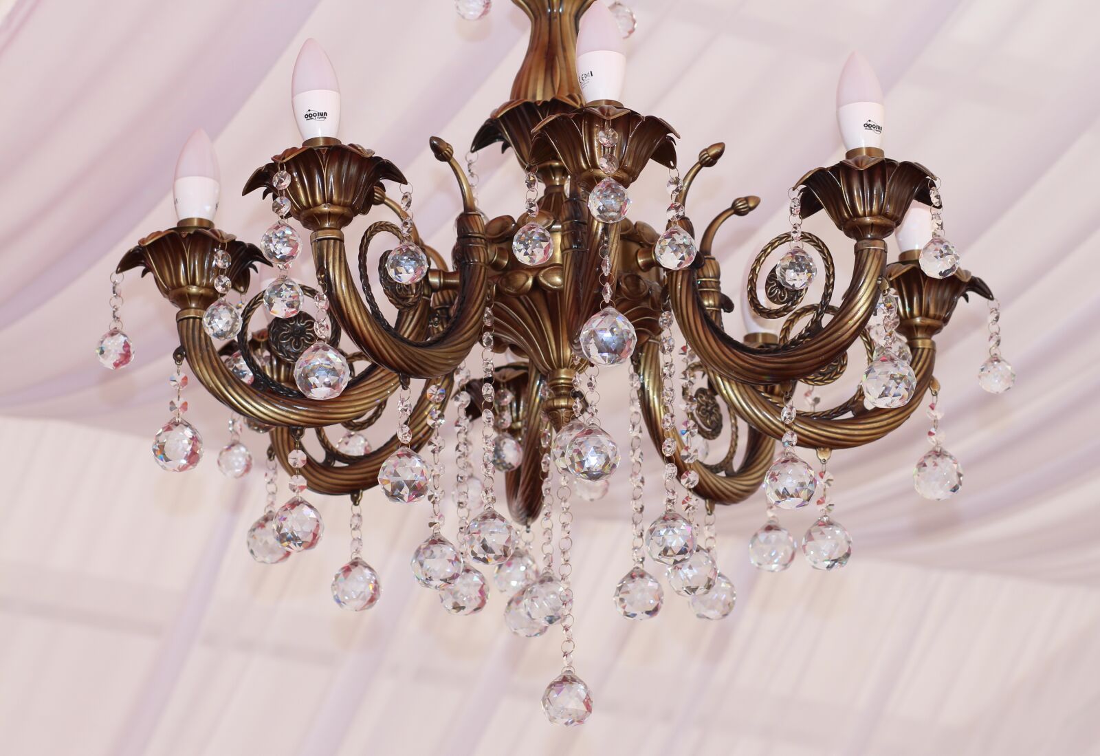 Canon EOS 700D (EOS Rebel T5i / EOS Kiss X7i) + Canon EF 85mm F1.8 USM sample photo. Chandelier, crystal, glass photography