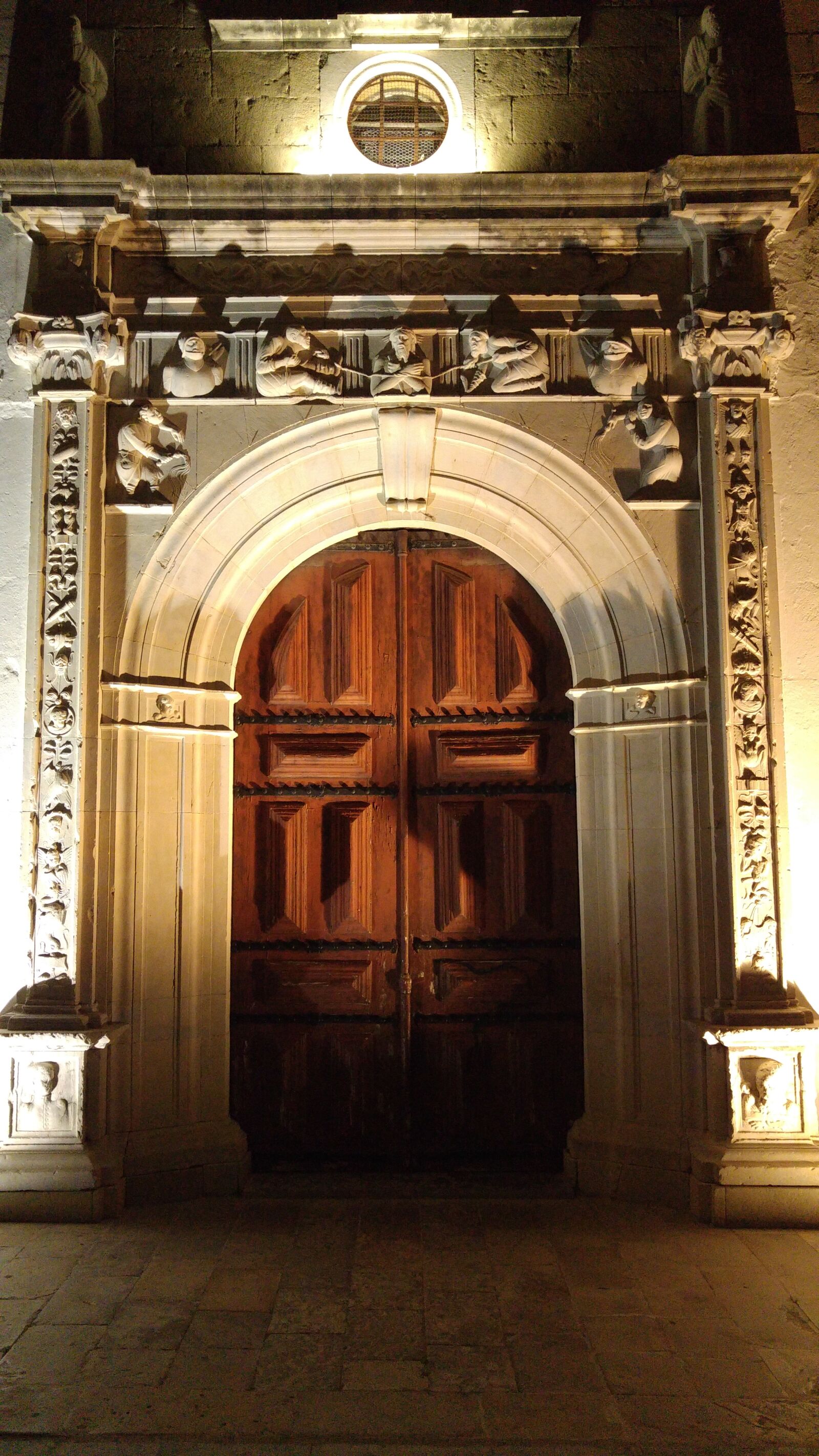 LG G4 sample photo. Church, door, night photography