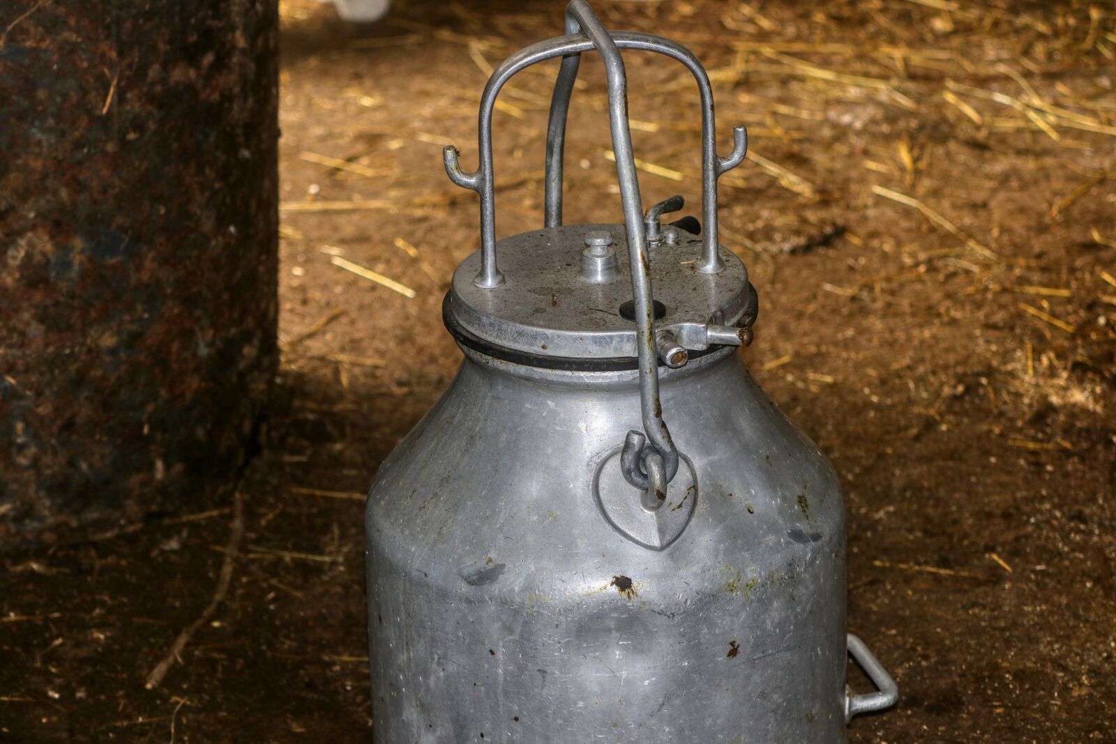Canon EOS 80D + Canon EF-S 55-250mm F4-5.6 IS II sample photo. Milk can, agriculture, dairy photography