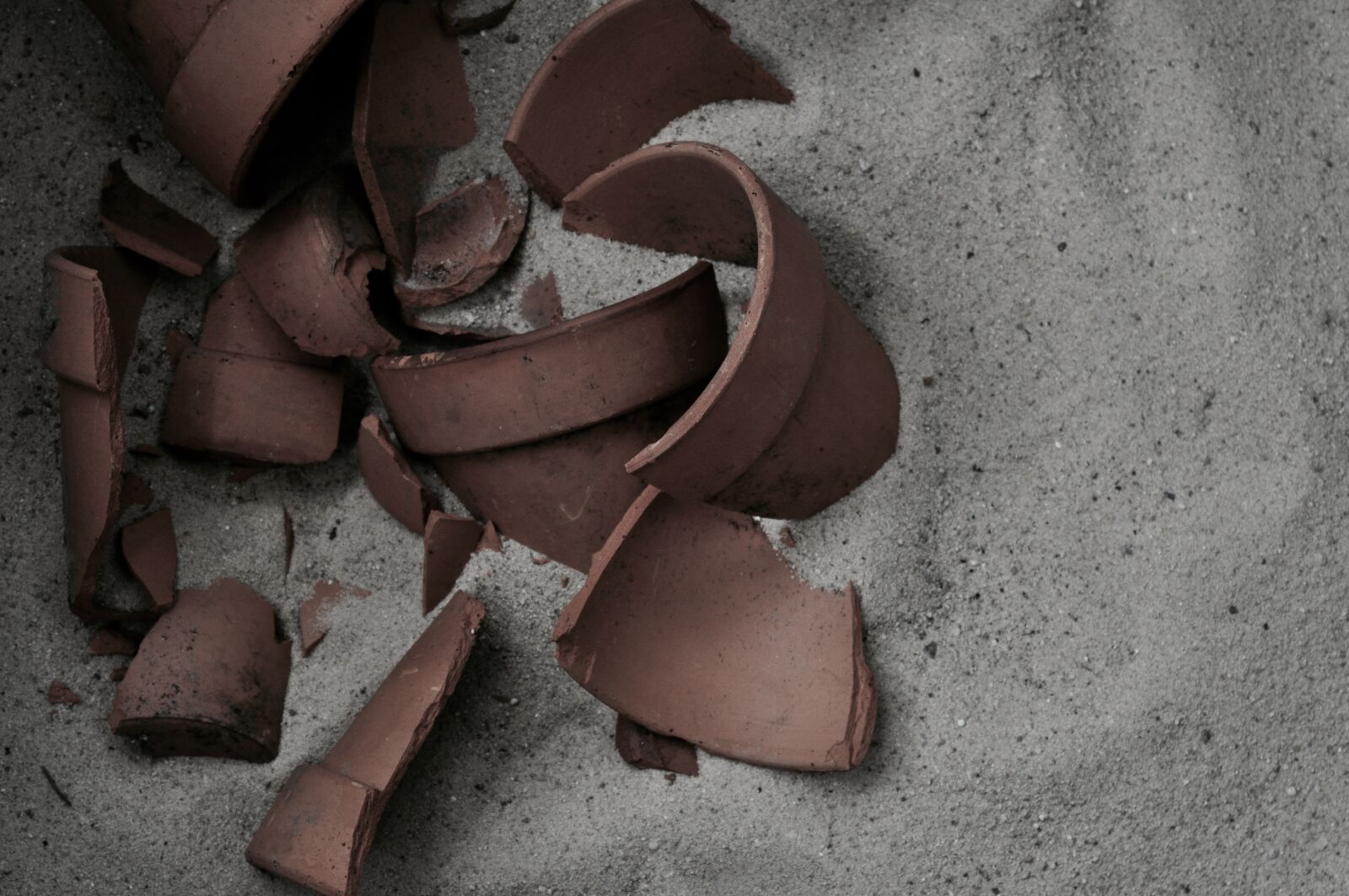 Nikon D90 sample photo. Pottery, broken pottery, broken photography