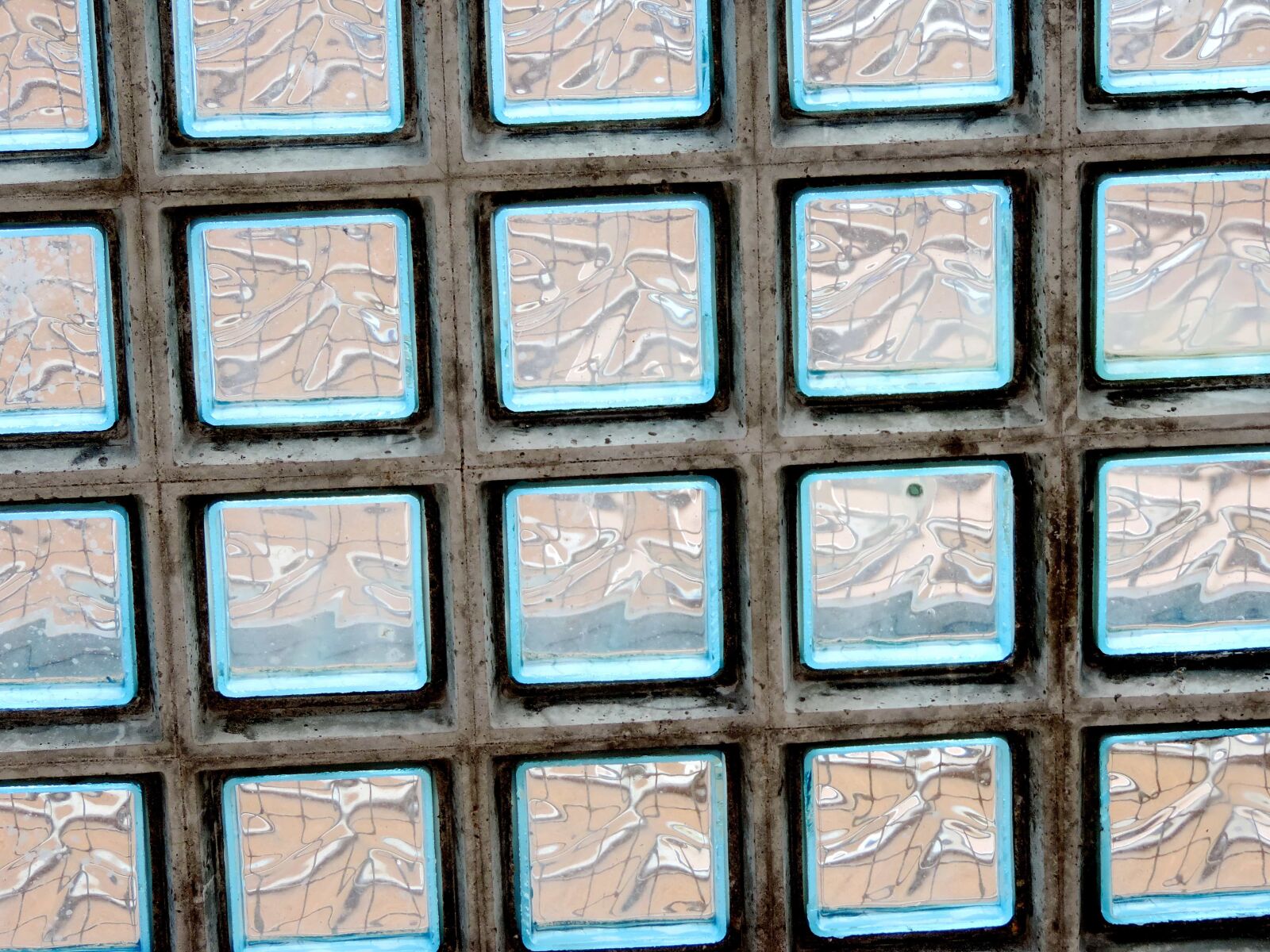 Nikon Coolpix P520 sample photo. Windows, pattern, texture, square photography