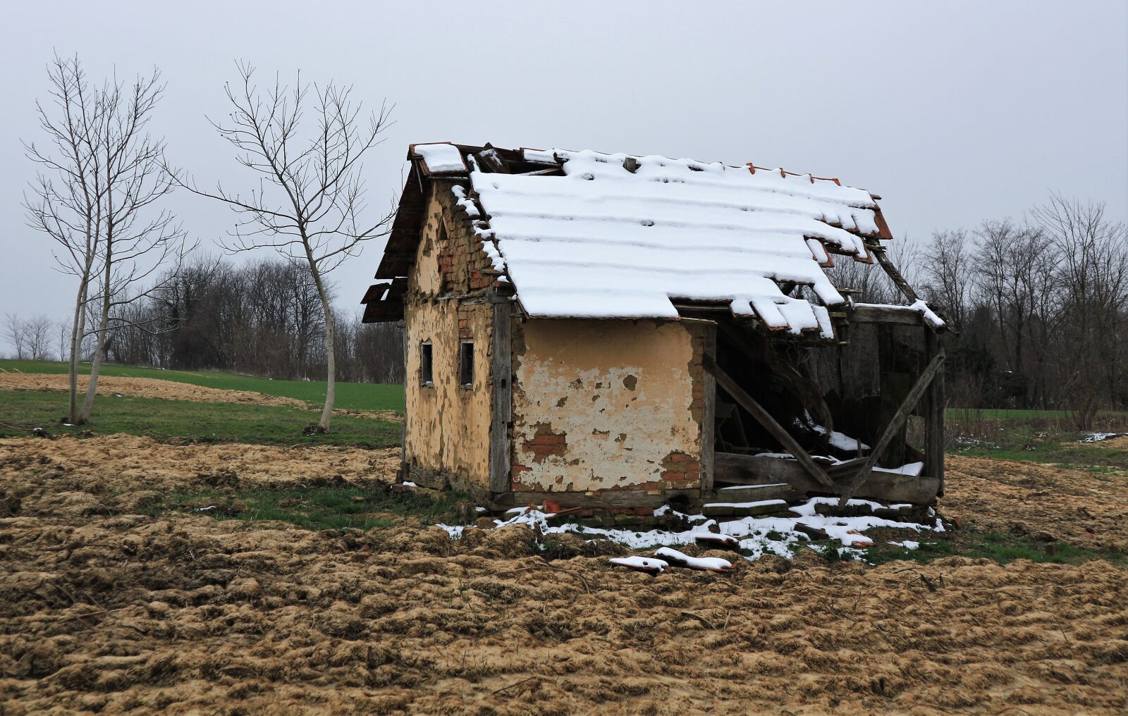 Canon EOS M10 sample photo. Vineyard old house, snow photography
