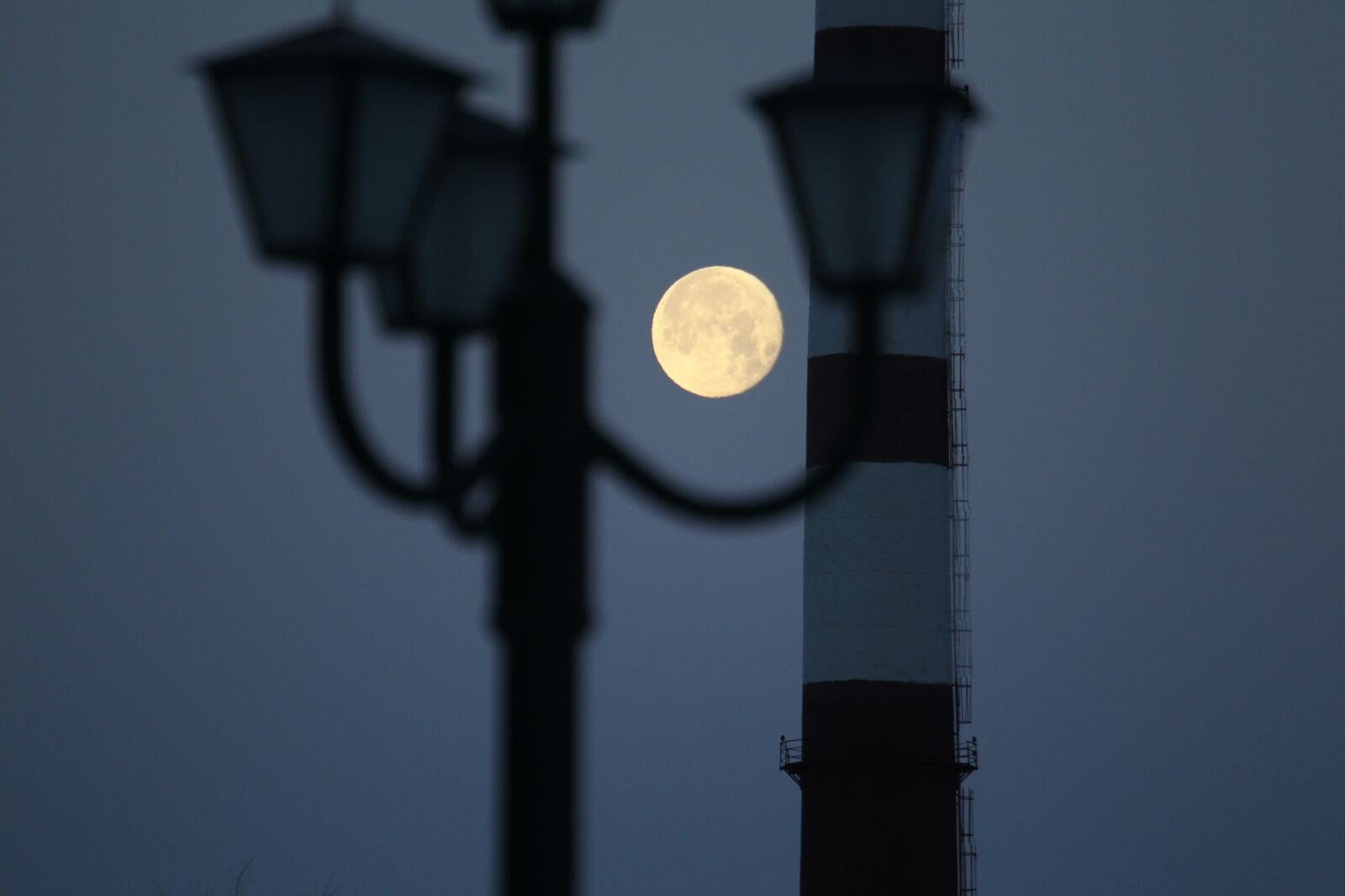 Canon EOS-1D Mark IV sample photo. Moon, industry, lantern photography