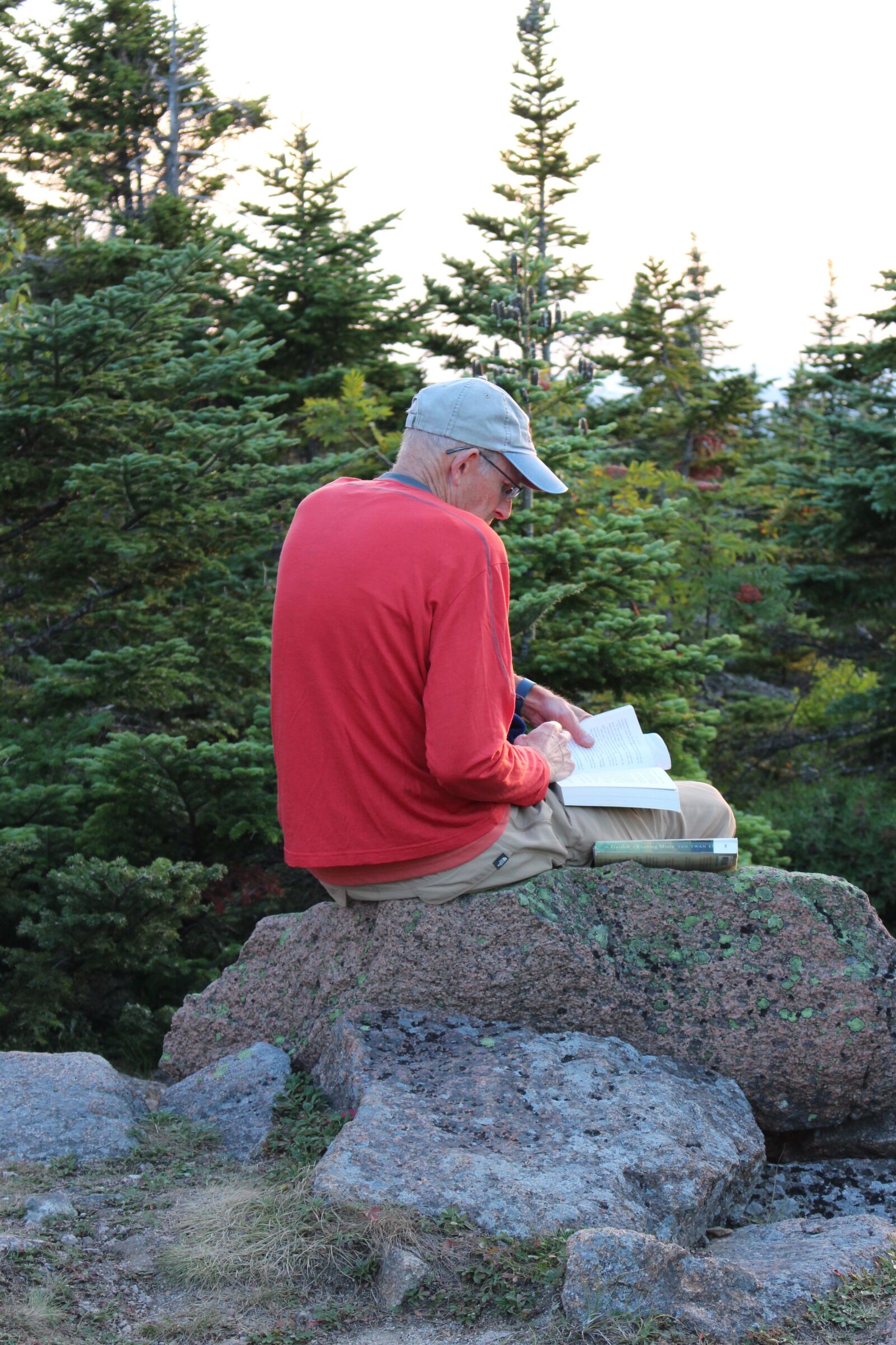 Canon EOS 100D (EOS Rebel SL1 / EOS Kiss X7) sample photo. Man, reading, elderly photography