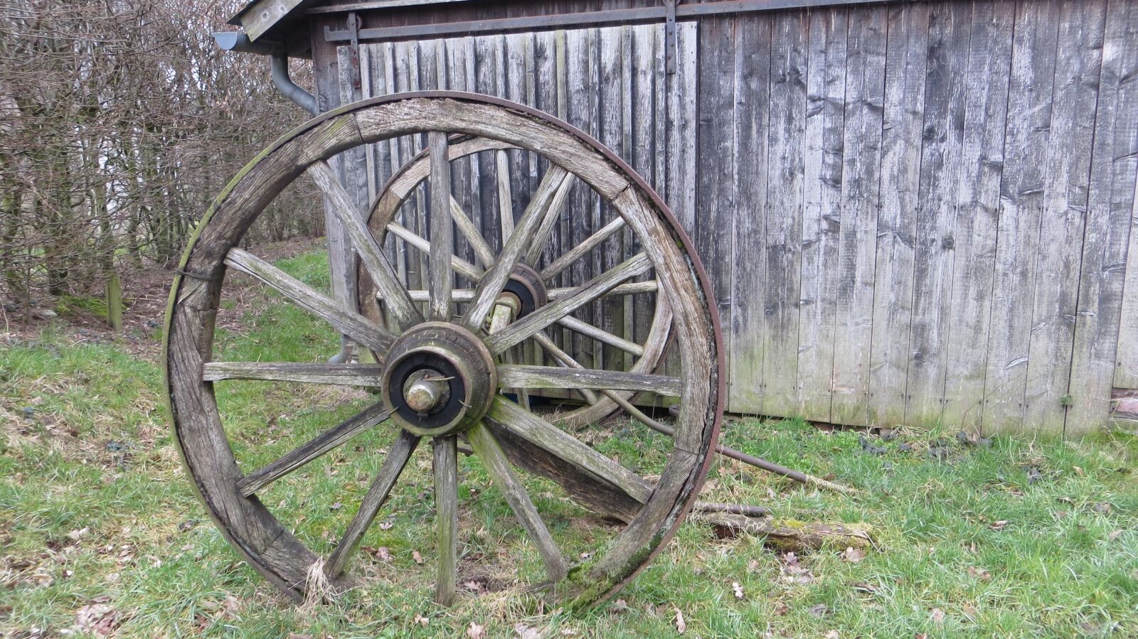 Canon PowerShot SX260 HS sample photo. Wooden wheel, wagon wheel photography