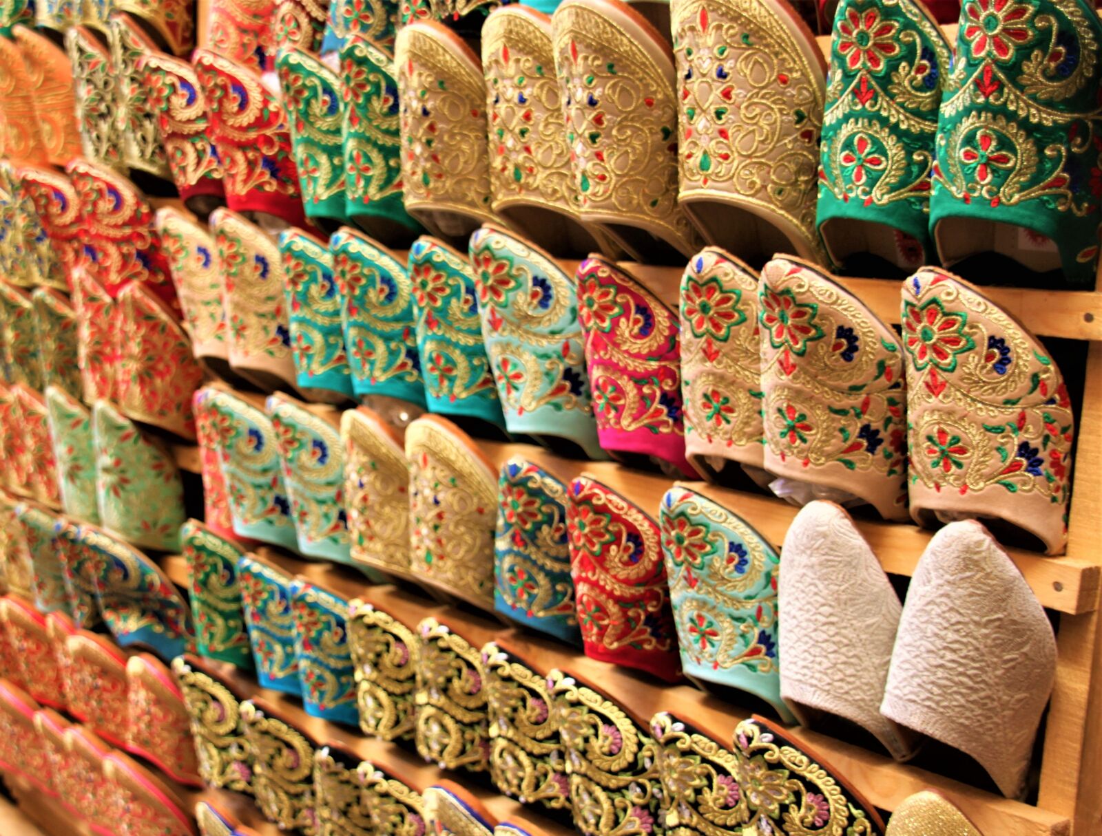 Canon EOS 500D (EOS Rebel T1i / EOS Kiss X3) sample photo. Slippers, shoes, colorful photography