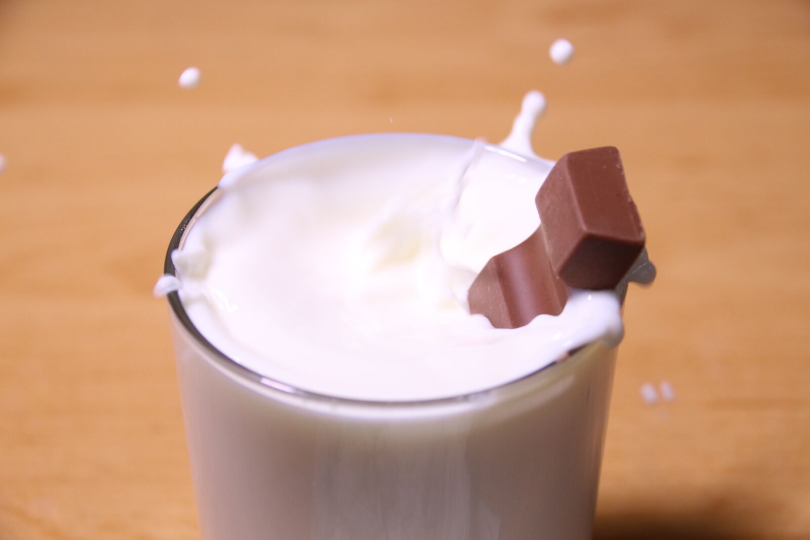 Canon EOS 700D (EOS Rebel T5i / EOS Kiss X7i) sample photo. Splash, milk, sweet photography