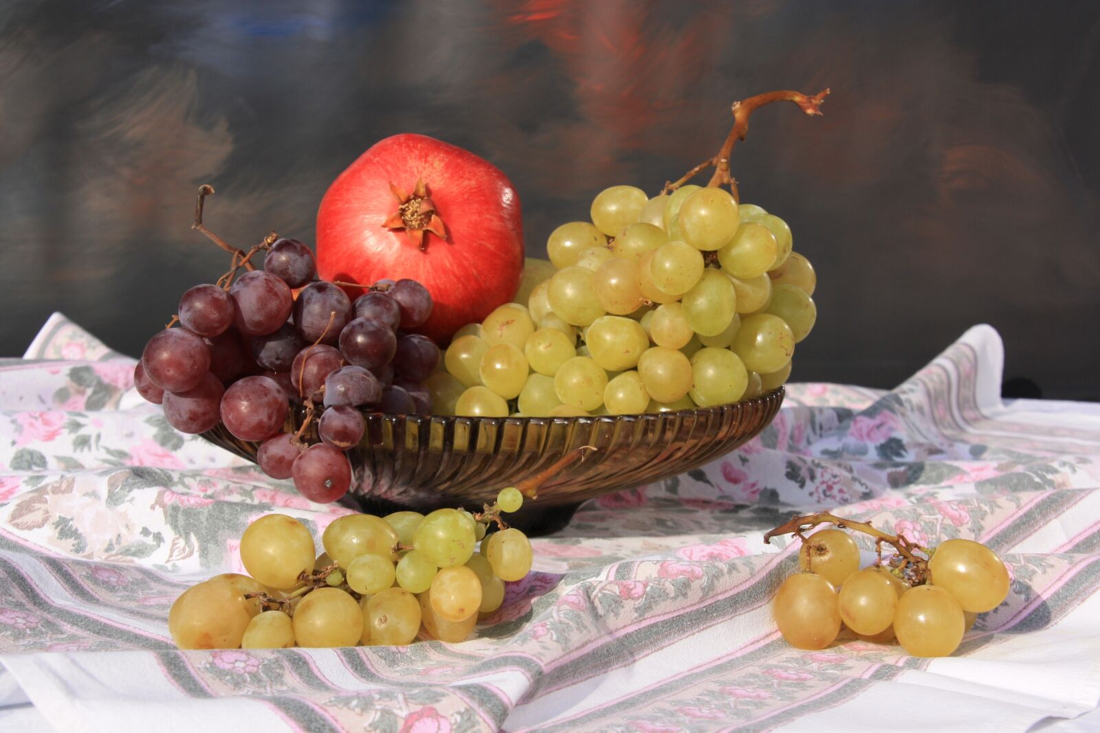 Canon EOS 1000D (EOS Digital Rebel XS / EOS Kiss F) sample photo. Grapes, fruit bowl, tablecloth photography