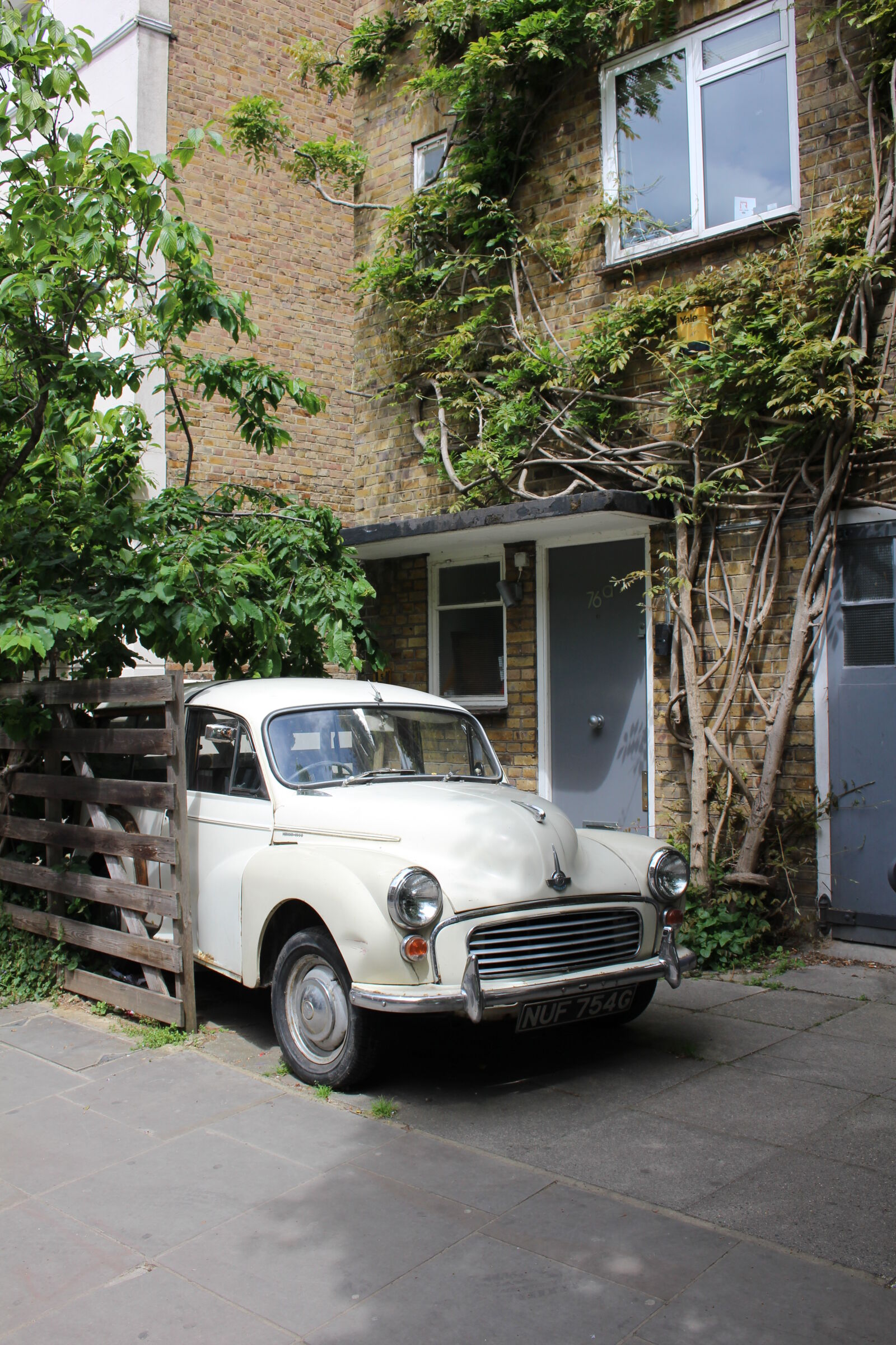 Canon EOS 100D (EOS Rebel SL1 / EOS Kiss X7) sample photo. Bulding, house, old, car photography