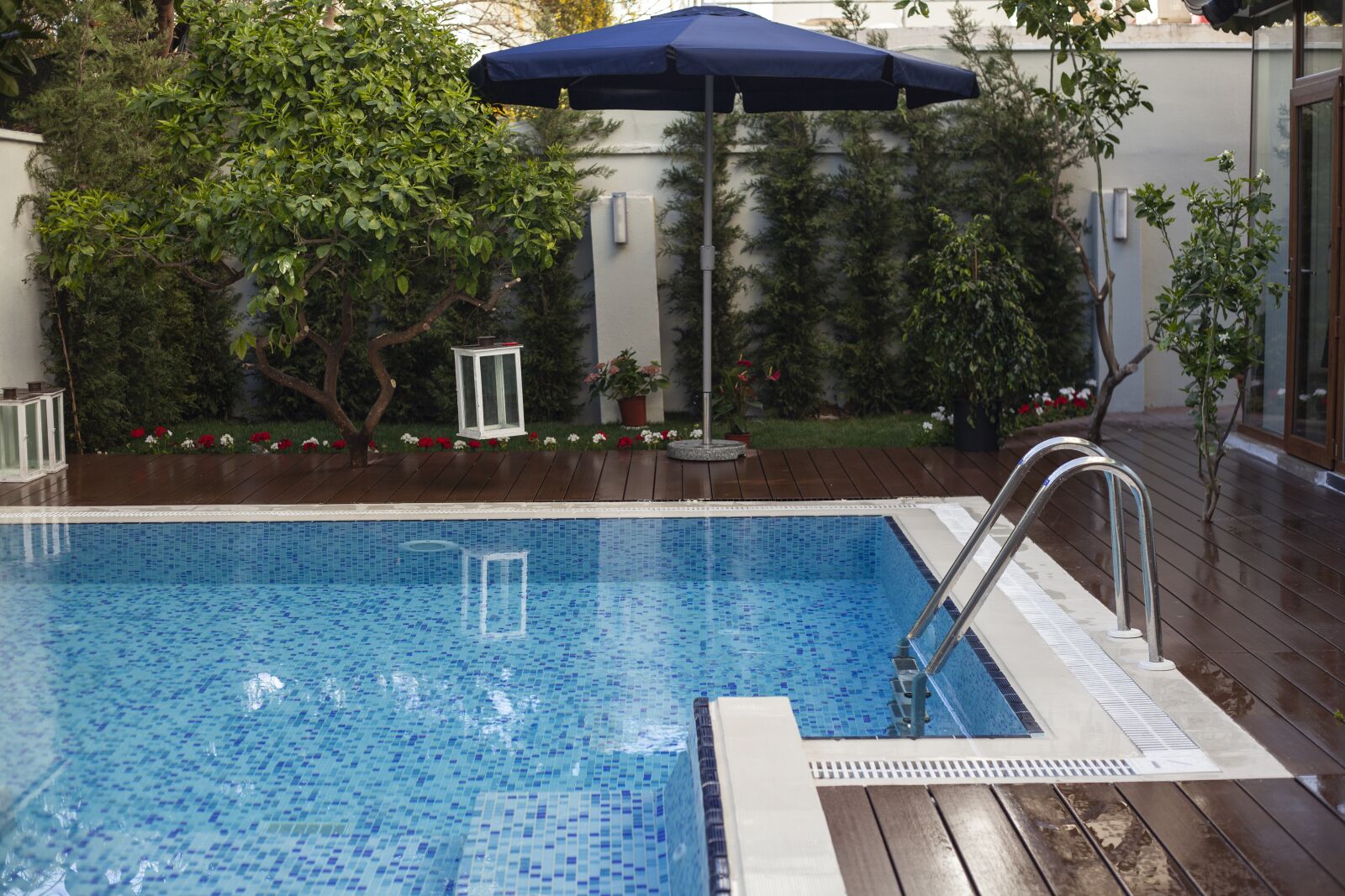 Canon EF 50mm F1.8 II sample photo. Pool, home, luxury photography