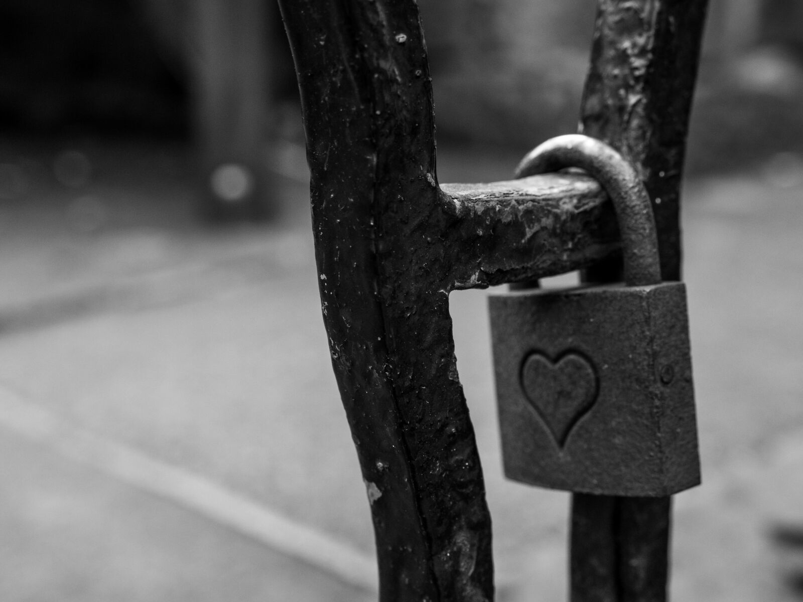 Panasonic Lumix G X Vario 12-35mm F2.8 ASPH Power OIS sample photo. Padlock, heart, love photography