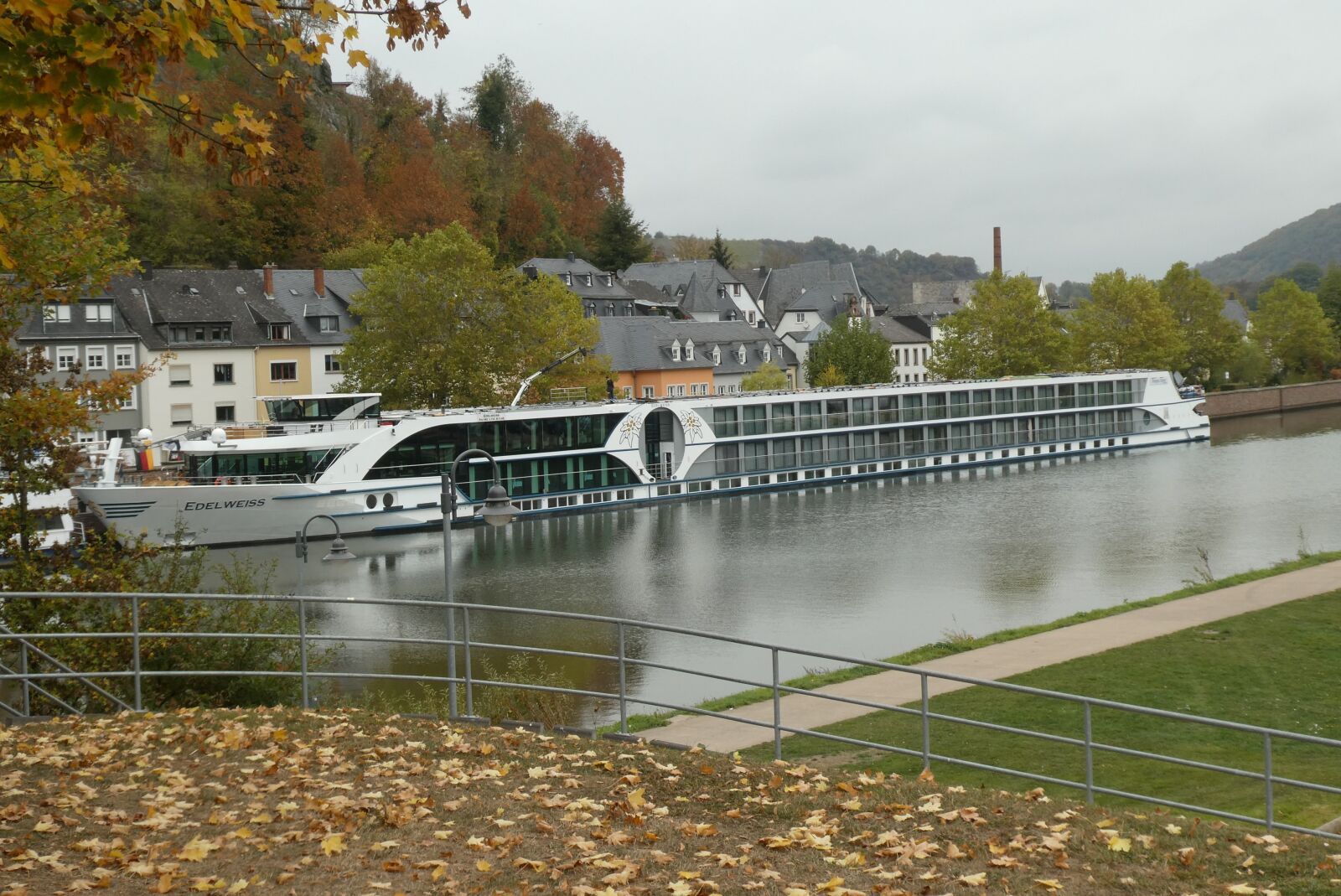 Panasonic Lumix DC-ZS70 (Lumix DC-TZ90) sample photo. Cruise ship, boating, river photography