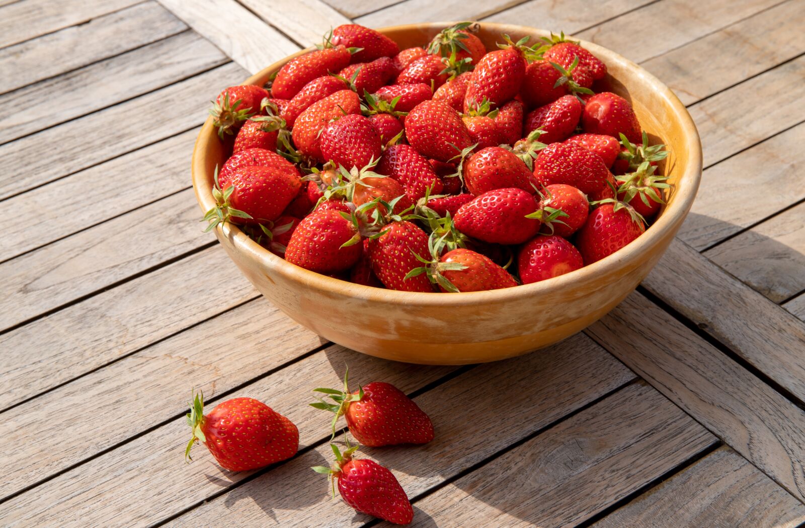 Canon EOS 6D Mark II + Canon EF 24-70mm F4L IS USM sample photo. Strawberries, garden, salad bowl photography