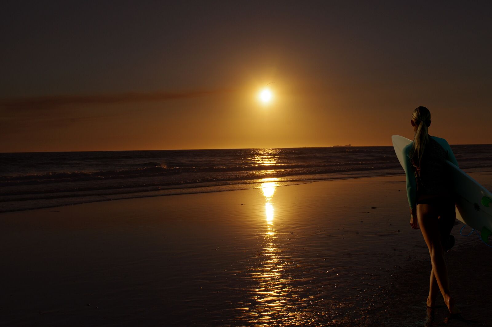 Pentax K-x sample photo. Sunrise, women's, beach photography