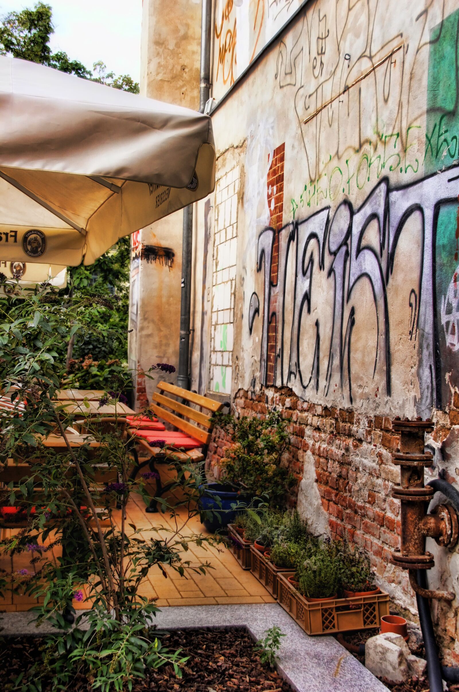 Sony Alpha DSLR-A580 sample photo. Bistro, bank, houses wall photography